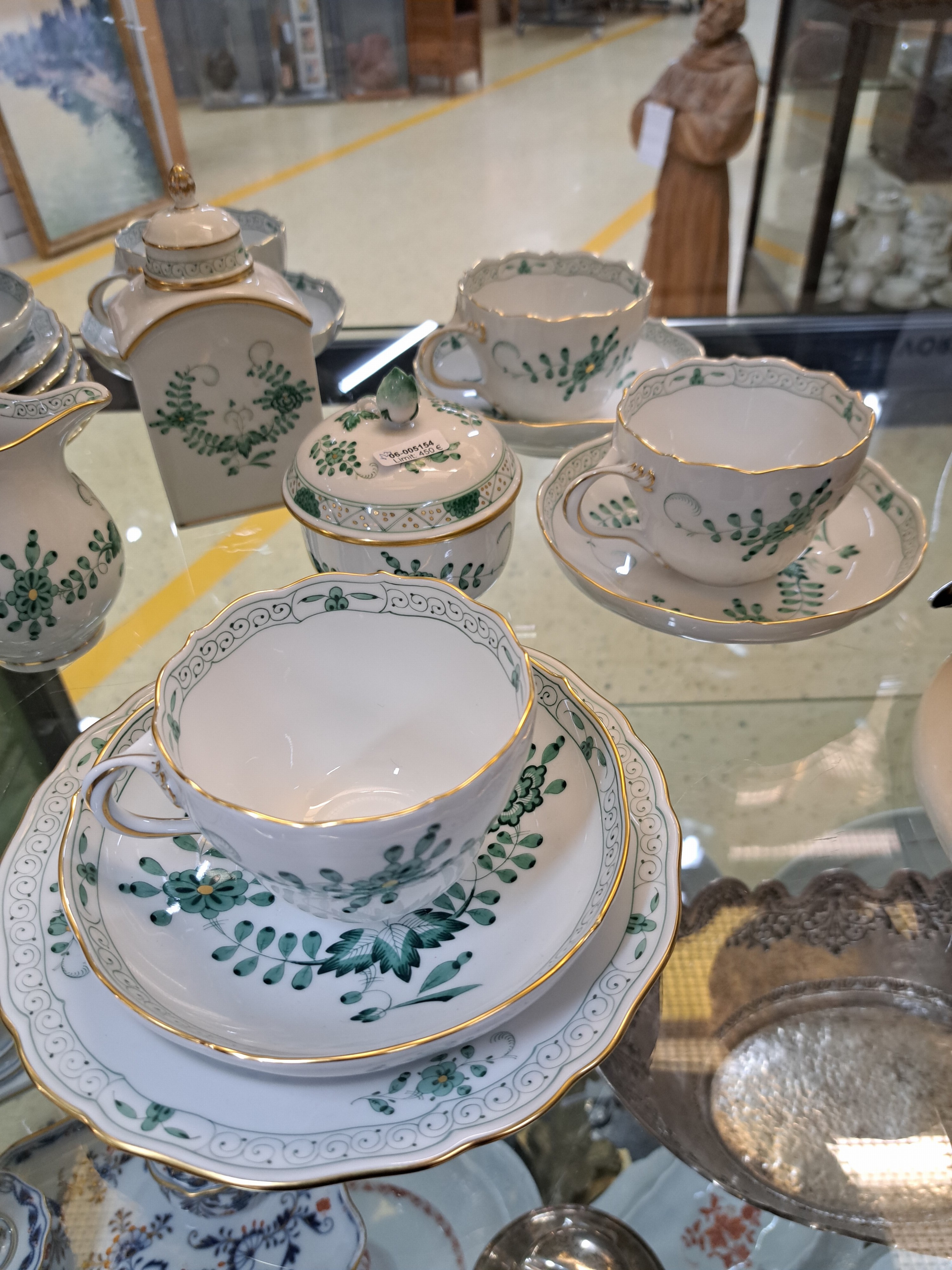 Detail b: Kaffeeservice, Meissen, 2. Hälfte 20. Jh., indische Malerei in Grün, goldgetupft, Goldränder, Zuckerdose, Milchkännchen, sechs Tasse mit ...