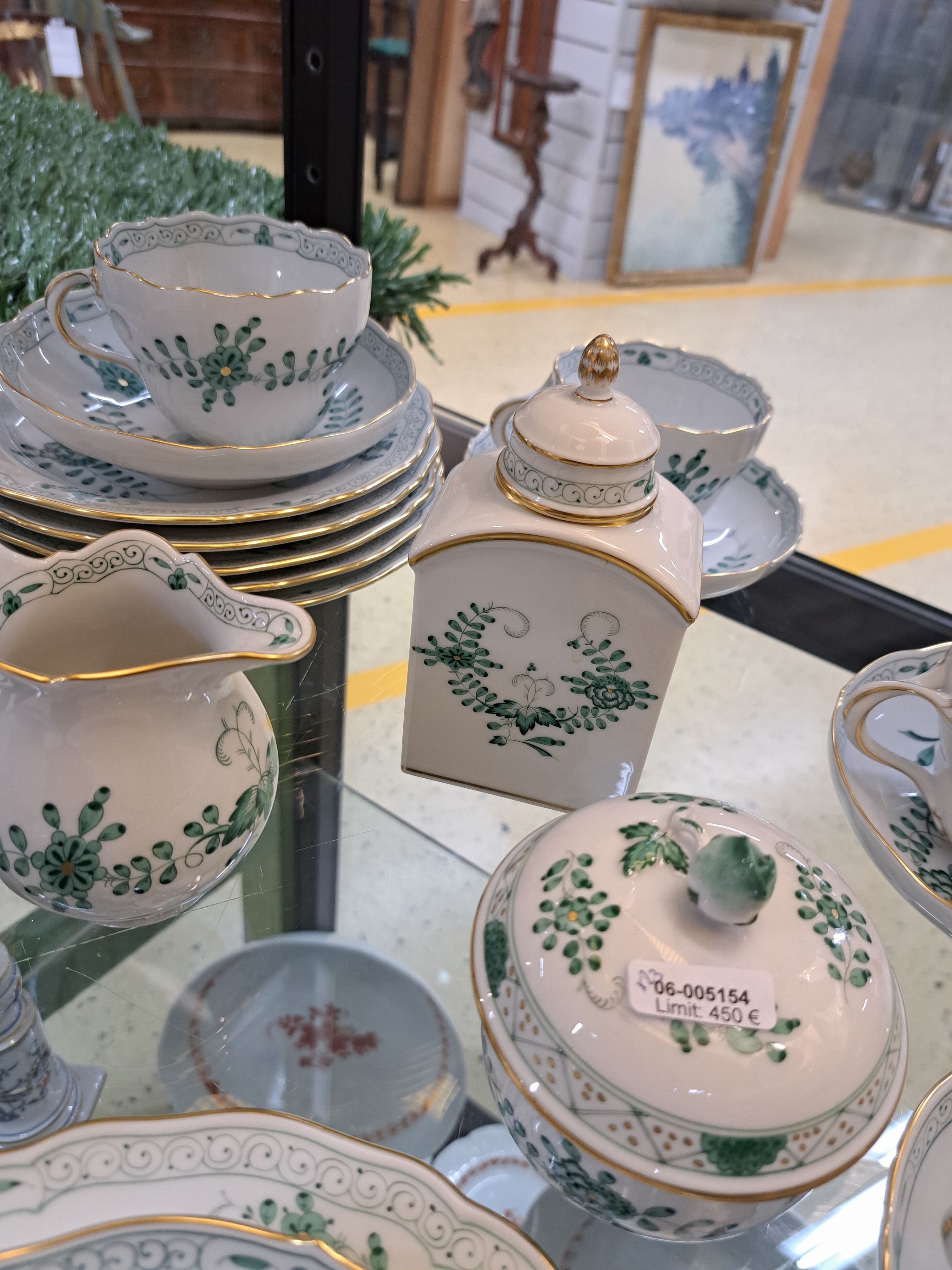 Detail c: Kaffeeservice, Meissen, 2. Hälfte 20. Jh., indische Malerei in Grün, goldgetupft, Goldränder, Zuckerdose, Milchkännchen, sechs Tasse mit ...
