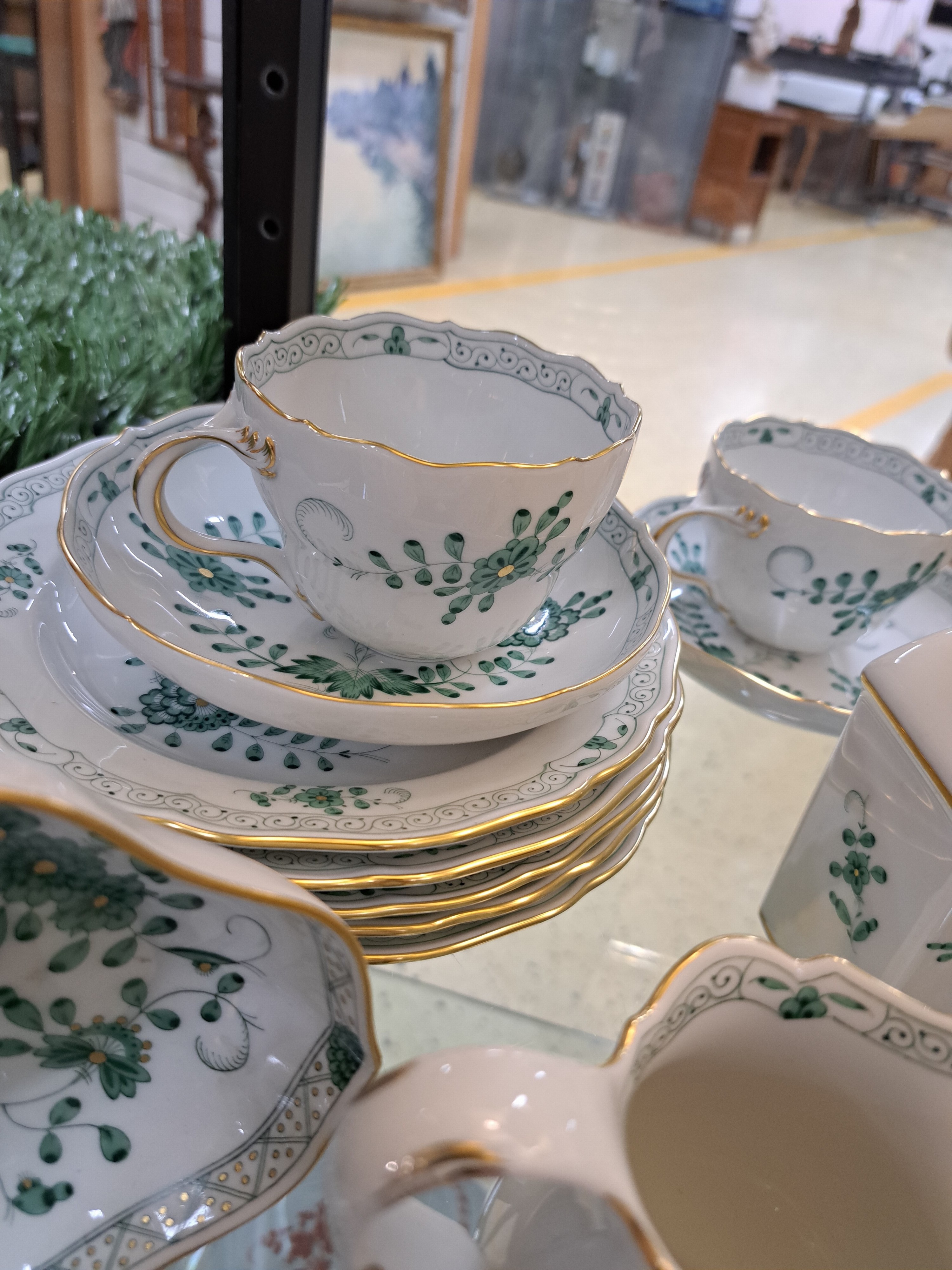 Detail d: Kaffeeservice, Meissen, 2. Hälfte 20. Jh., indische Malerei in Grün, goldgetupft, Goldränder, Zuckerdose, Milchkännchen, sechs Tasse mit ...