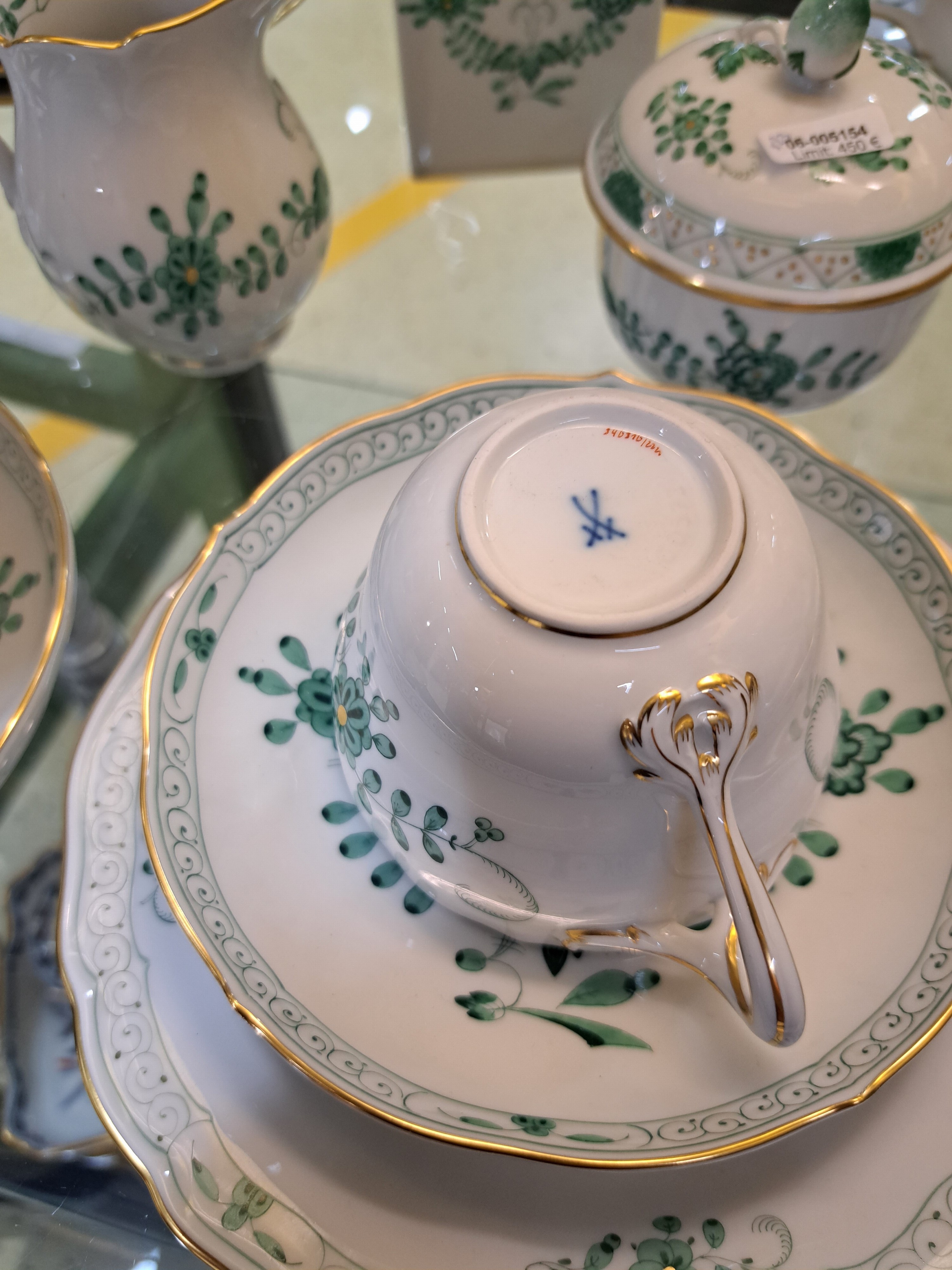 Detail e: Kaffeeservice, Meissen, 2. Hälfte 20. Jh., indische Malerei in Grün, goldgetupft, Goldränder, Zuckerdose, Milchkännchen, sechs Tasse mit ...