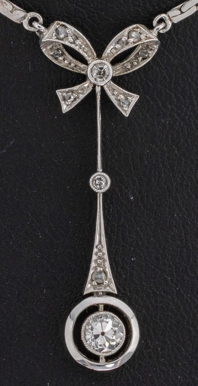 27108246a - 14 kt Gold Diamant-Collier, WG 585/000, Mittelteil Platin um 1910, Schleife und ...