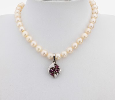 27108252a - Perl-Collier mit 14 kt Gold Rubin- Clipanhänger, WG 585/000, endlos Akoyazuchtperlen, ...