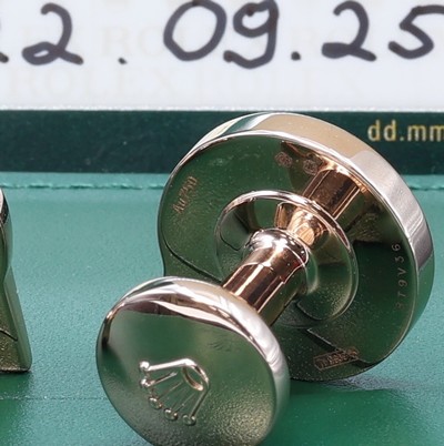 27108279c - ROLEX Manschettenknöpfe in 18 Karat Everose- Gold Referenz A1025, Leuchtmasse, in ...