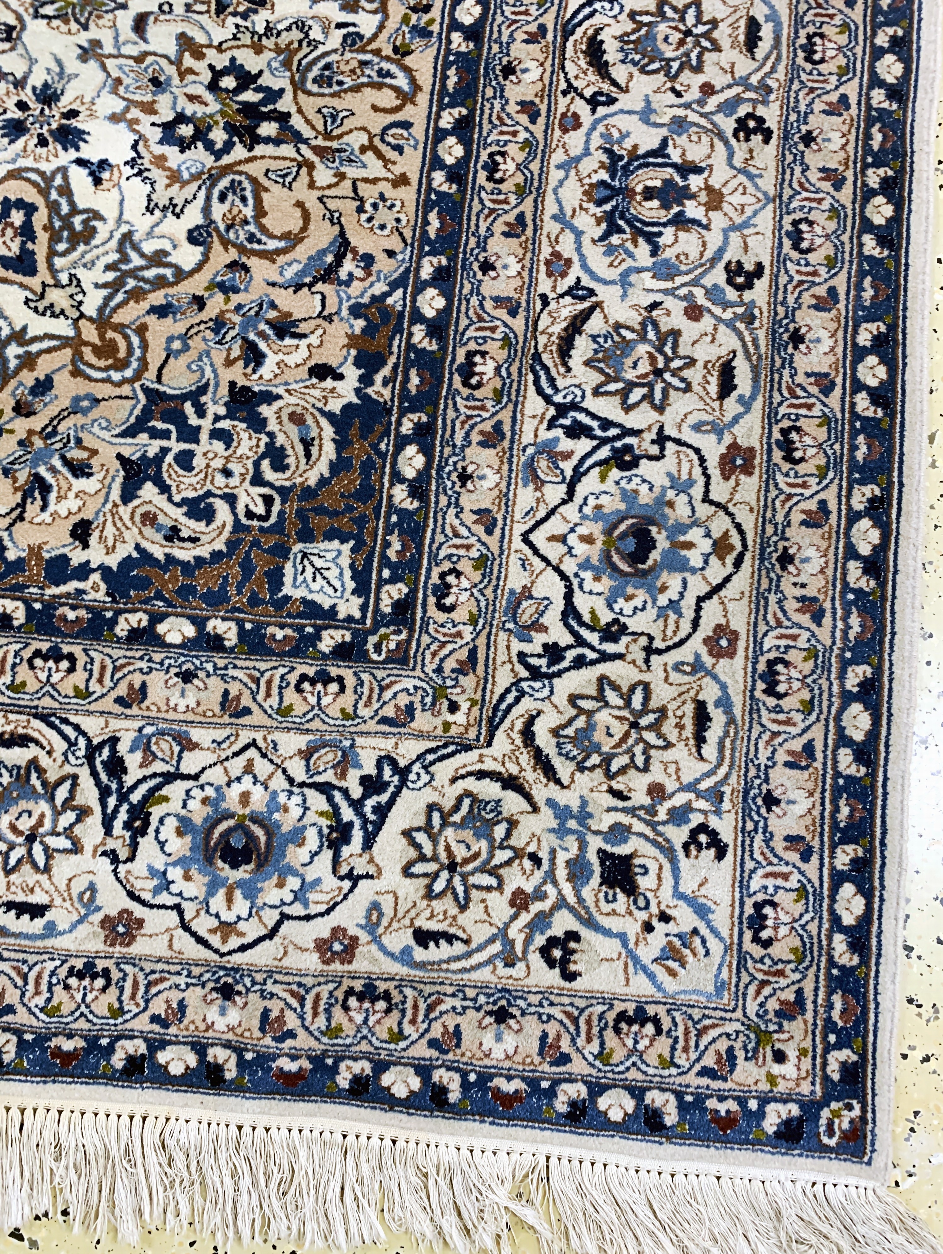 Detail a: Nain fein(9 La), Persien, Mitte 20.Jhd, Korkwolle mit Seide, ca. 350 x 250 cm, Reinigungsbedürftig, EHZ: 2