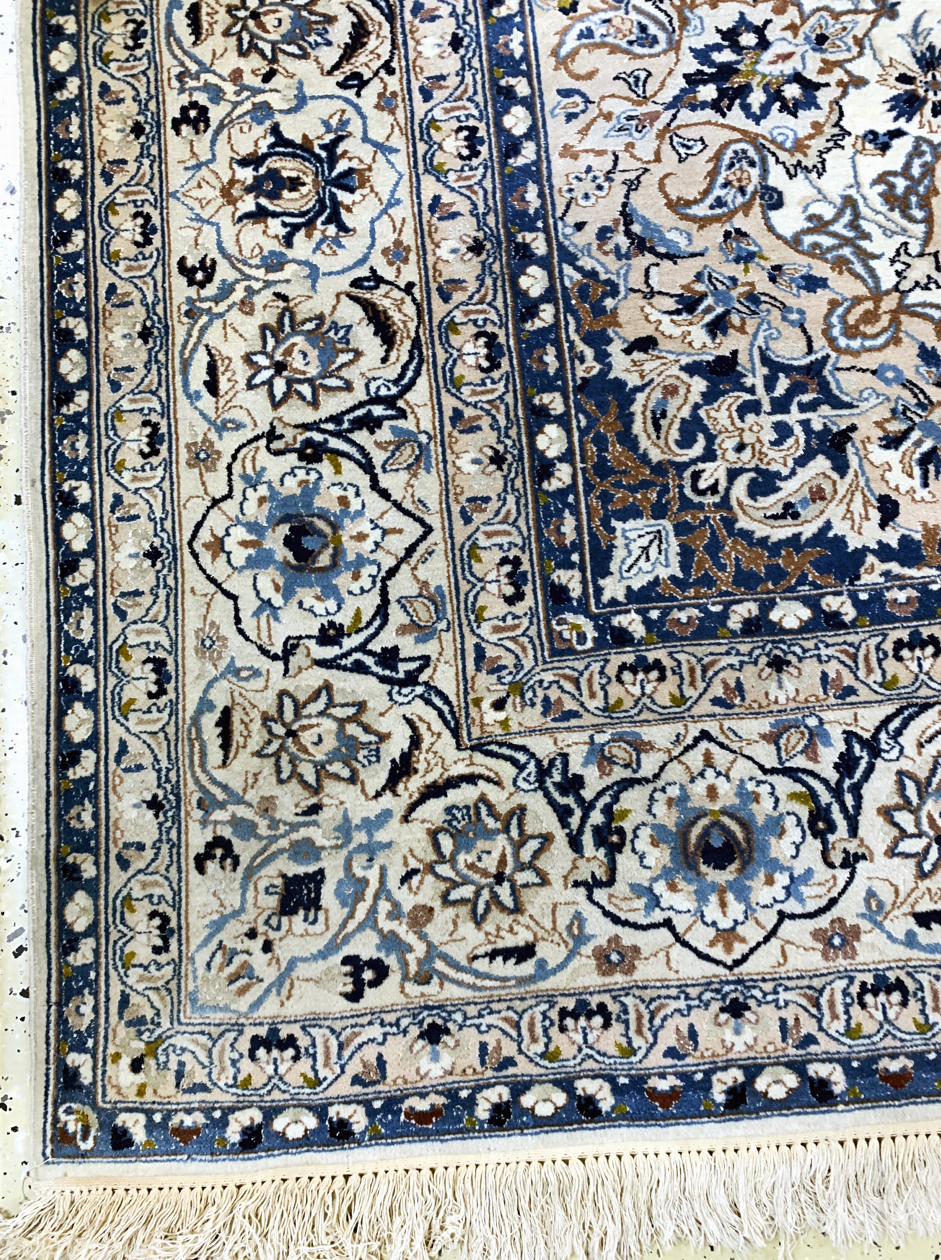 Detail b: Nain fein(9 La), Persien, Mitte 20.Jhd, Korkwolle mit Seide, ca. 350 x 250 cm, Reinigungsbedürftig, EHZ: 2