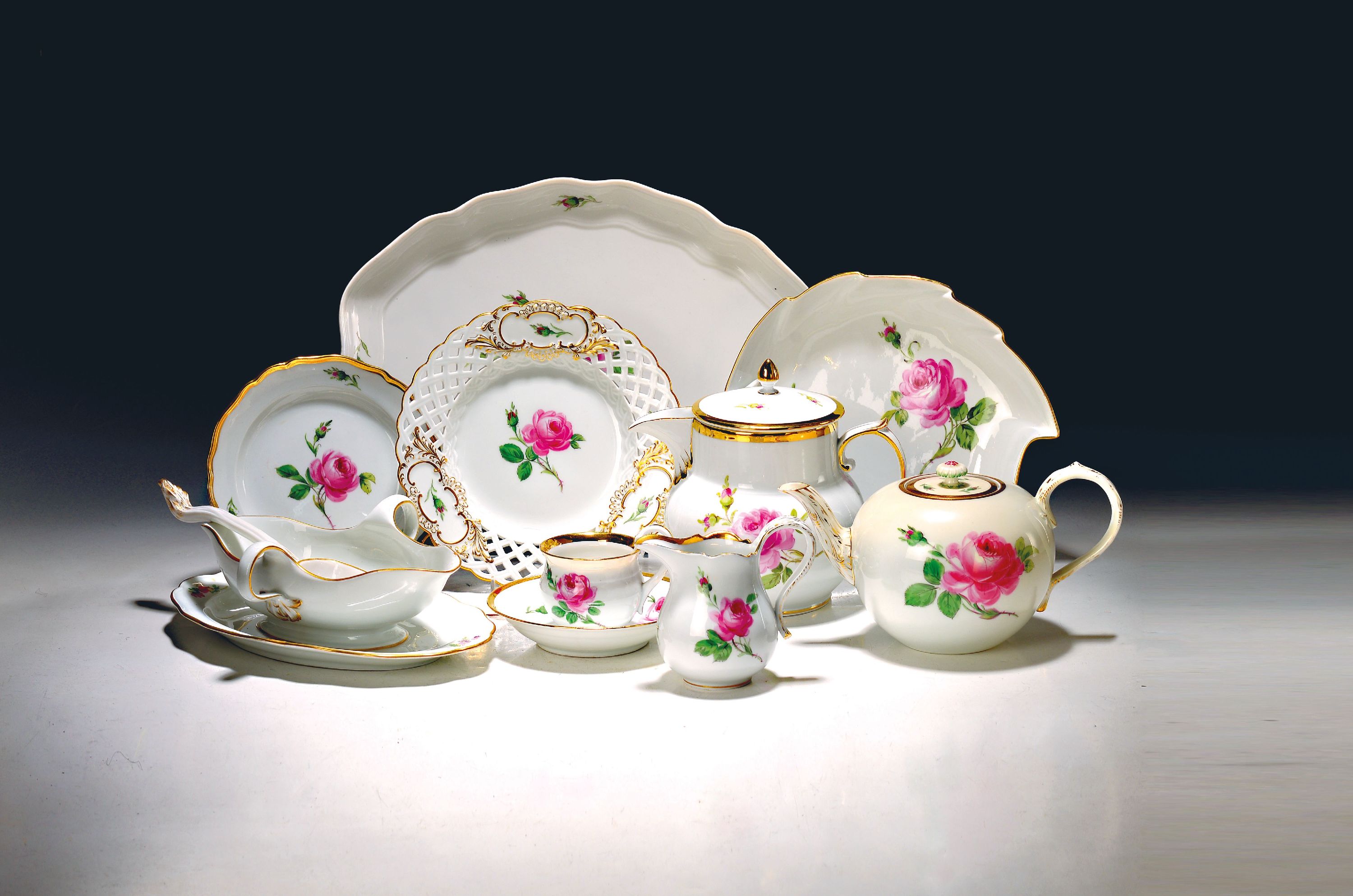 Image 27108357 - Service, Meissen, rote Rose, meist 1880-1924, Teekanne, gr. Kanne, Milchkännchen, vier ...