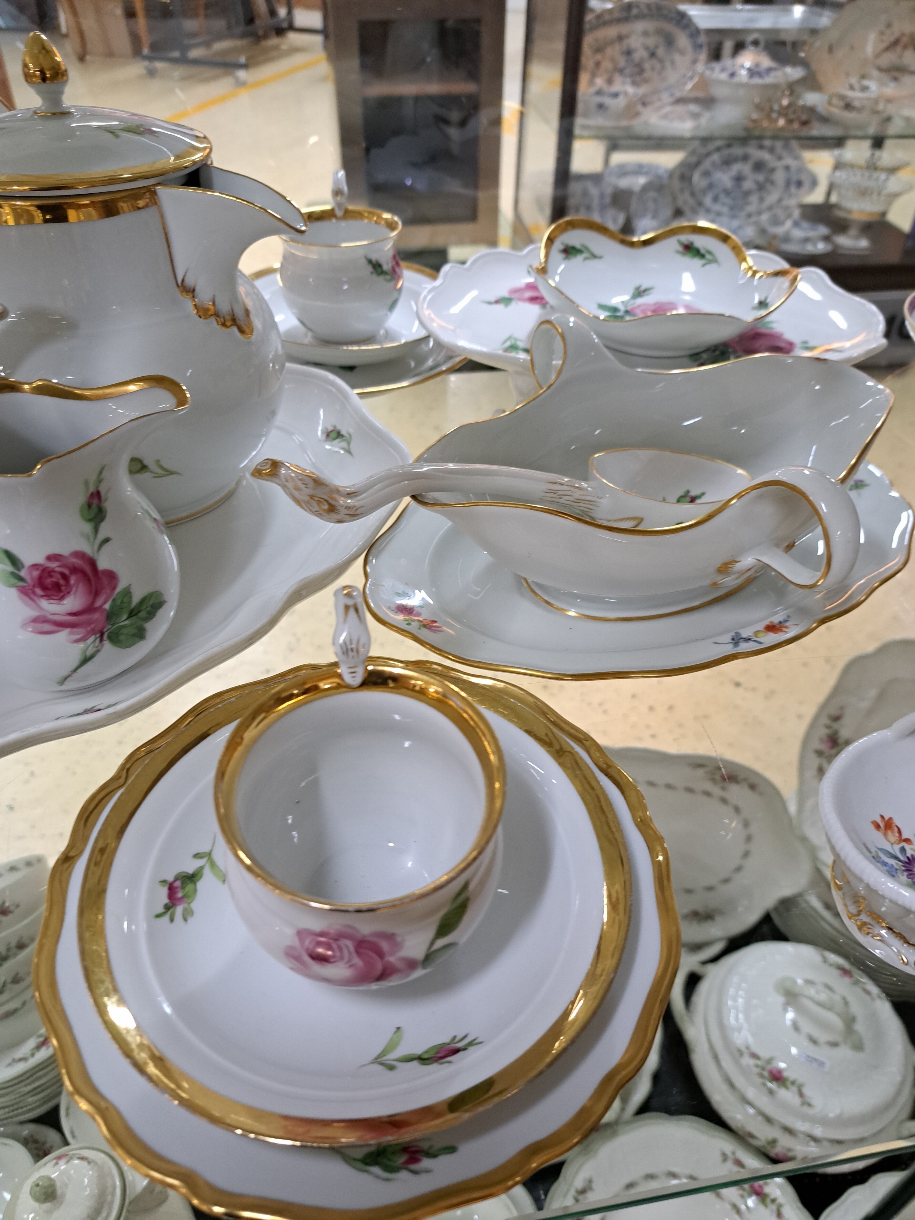 Detail a: Service, Meissen, rote Rose, meist 1880-1924, Teekanne, gr. Kanne, Milchkännchen, vier Tassen mit Untertassen (Schwanenhenkel), drei Dessertteller, ...