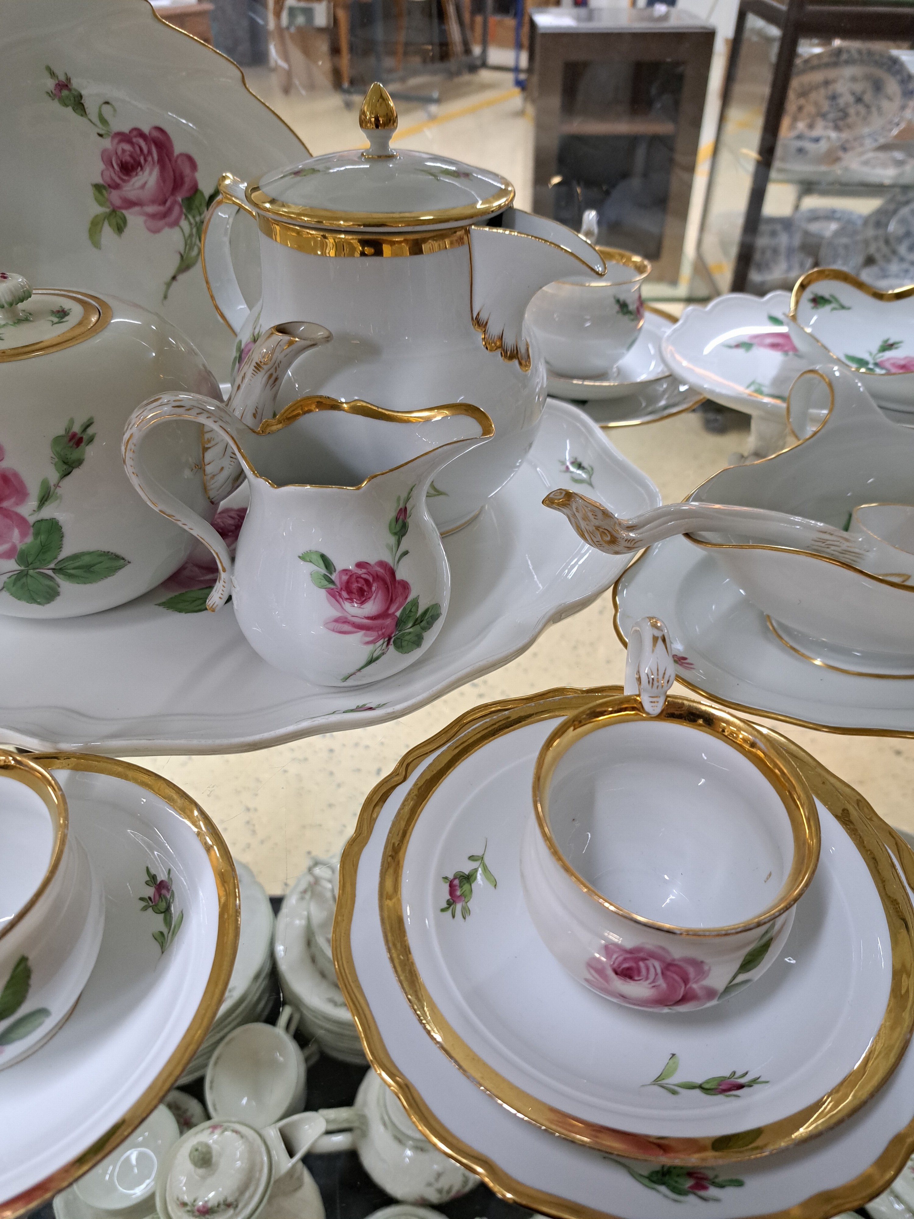 Detail b: Service, Meissen, rote Rose, meist 1880-1924, Teekanne, gr. Kanne, Milchkännchen, vier Tassen mit Untertassen (Schwanenhenkel), drei Dessertteller, ...