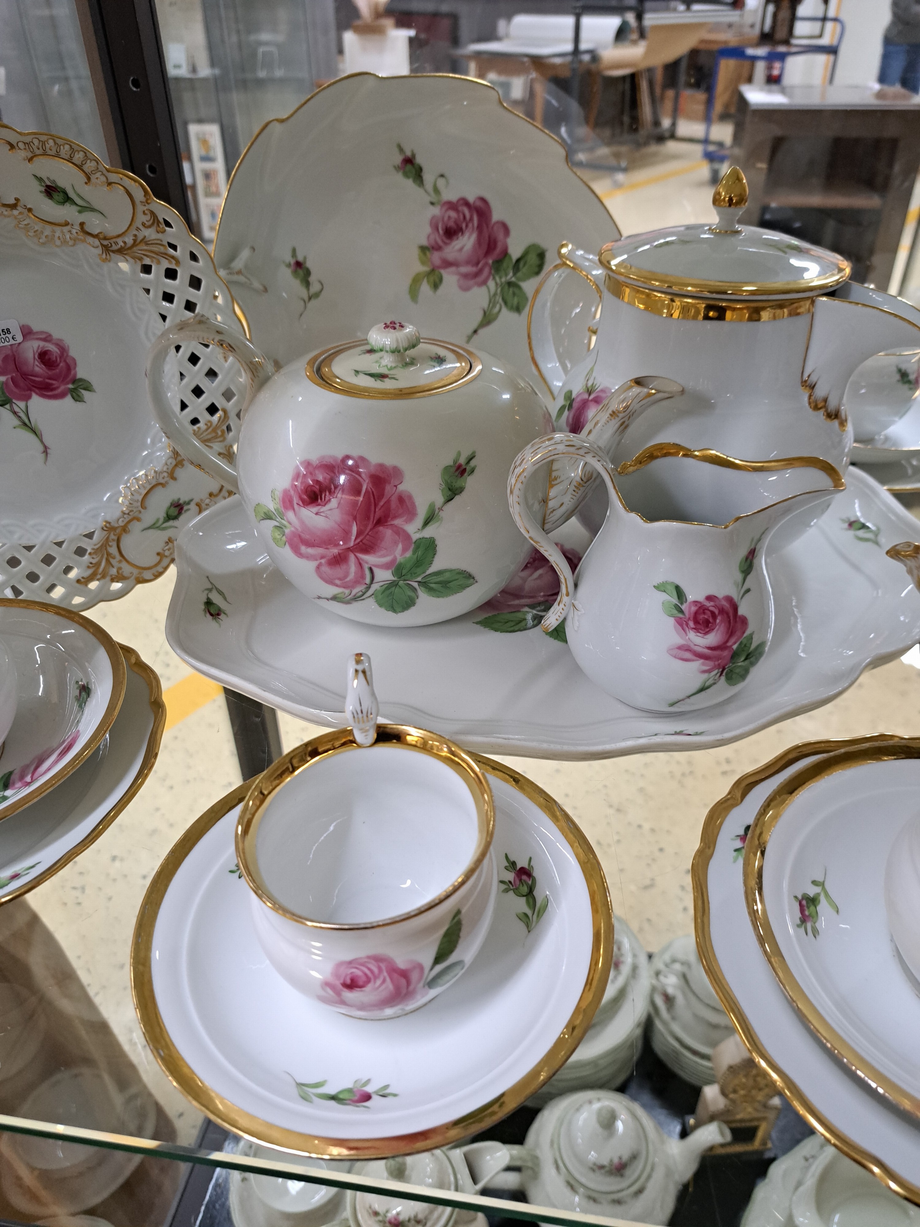 Detail c: Service, Meissen, rote Rose, meist 1880-1924, Teekanne, gr. Kanne, Milchkännchen, vier Tassen mit Untertassen (Schwanenhenkel), drei Dessertteller, ...