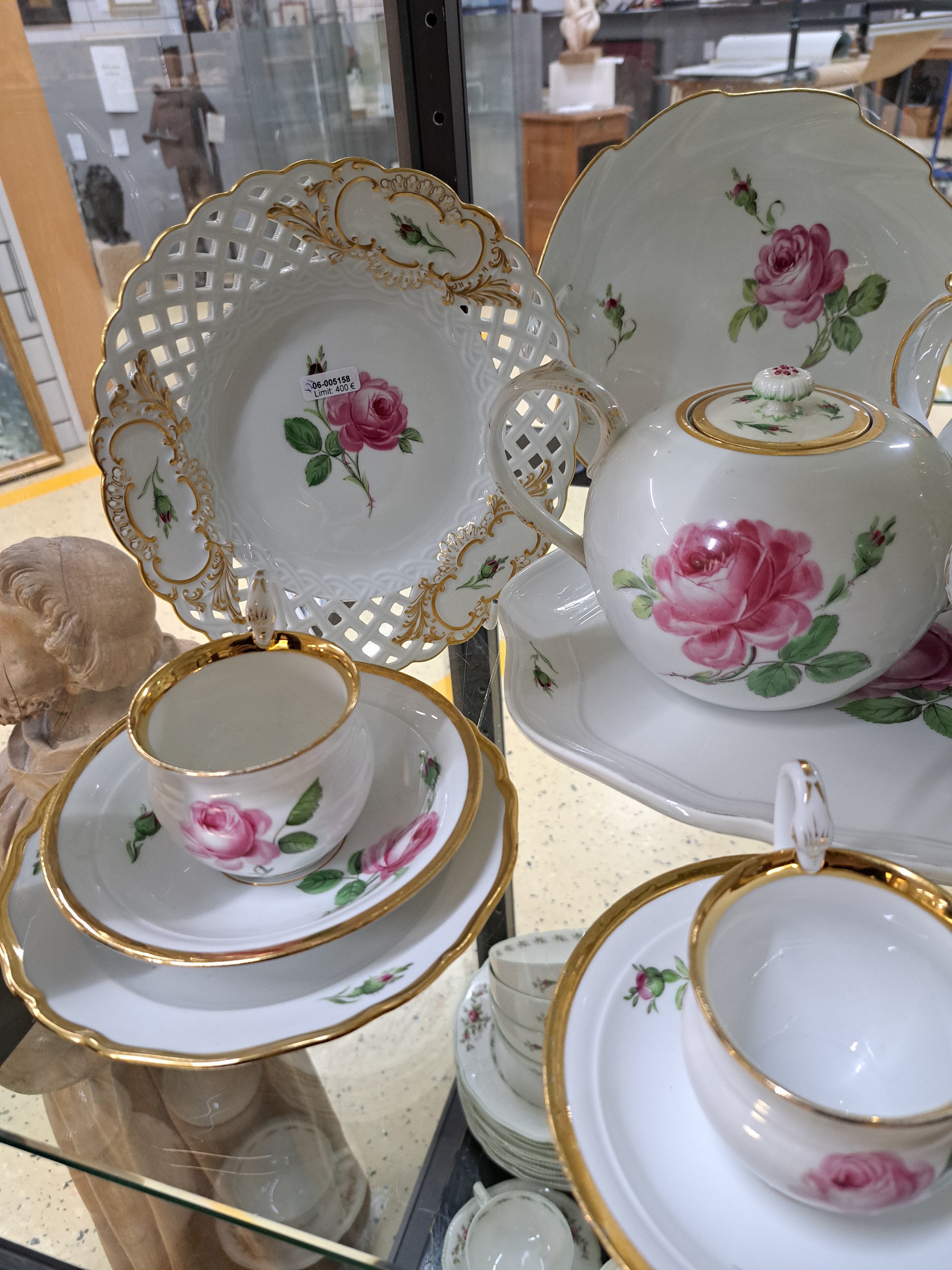 Detail d: Service, Meissen, rote Rose, meist 1880-1924, Teekanne, gr. Kanne, Milchkännchen, vier Tassen mit Untertassen (Schwanenhenkel), drei Dessertteller, ...