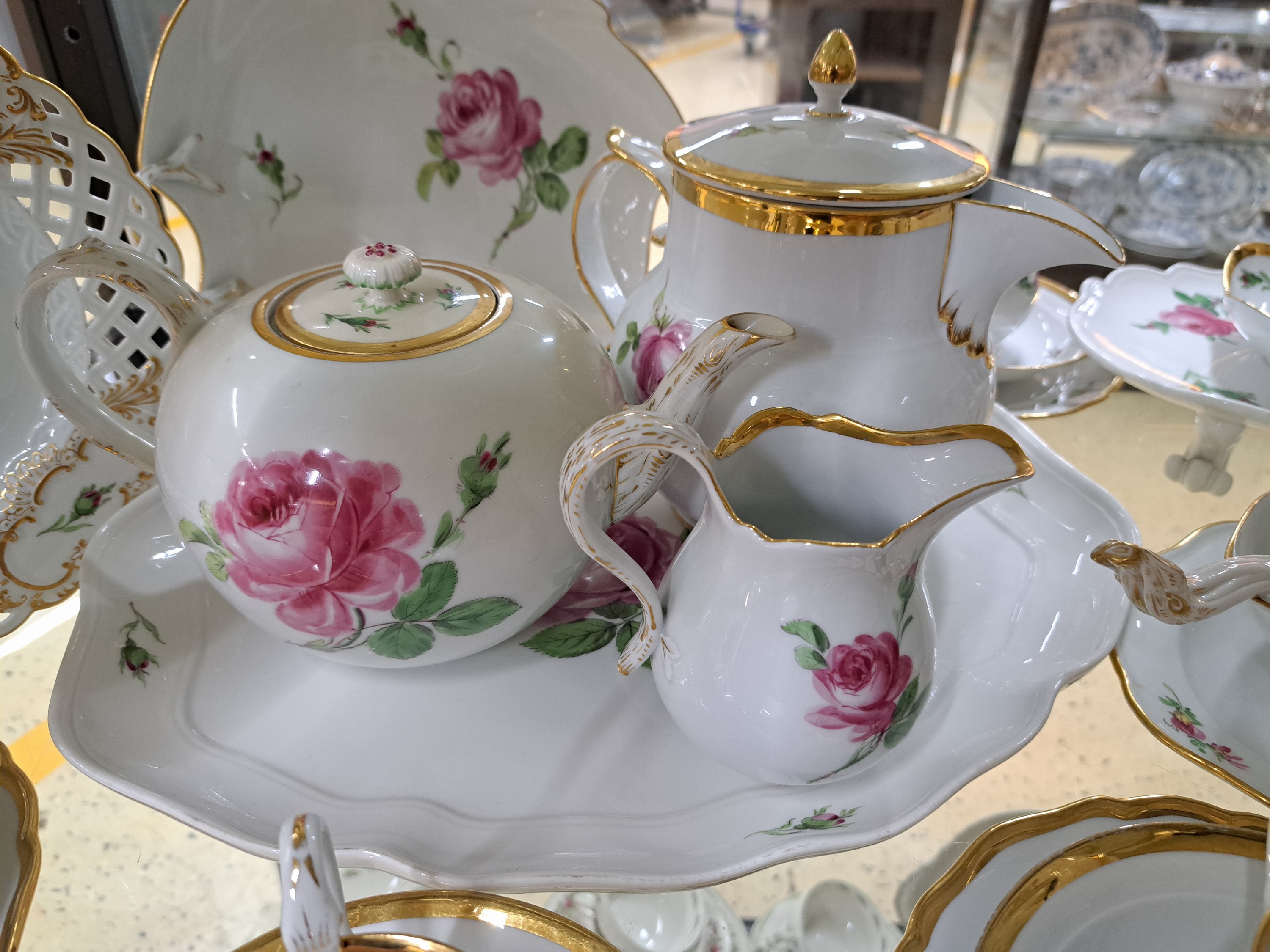 Detail f: Service, Meissen, rote Rose, meist 1880-1924, Teekanne, gr. Kanne, Milchkännchen, vier Tassen mit Untertassen (Schwanenhenkel), drei Dessertteller, ...