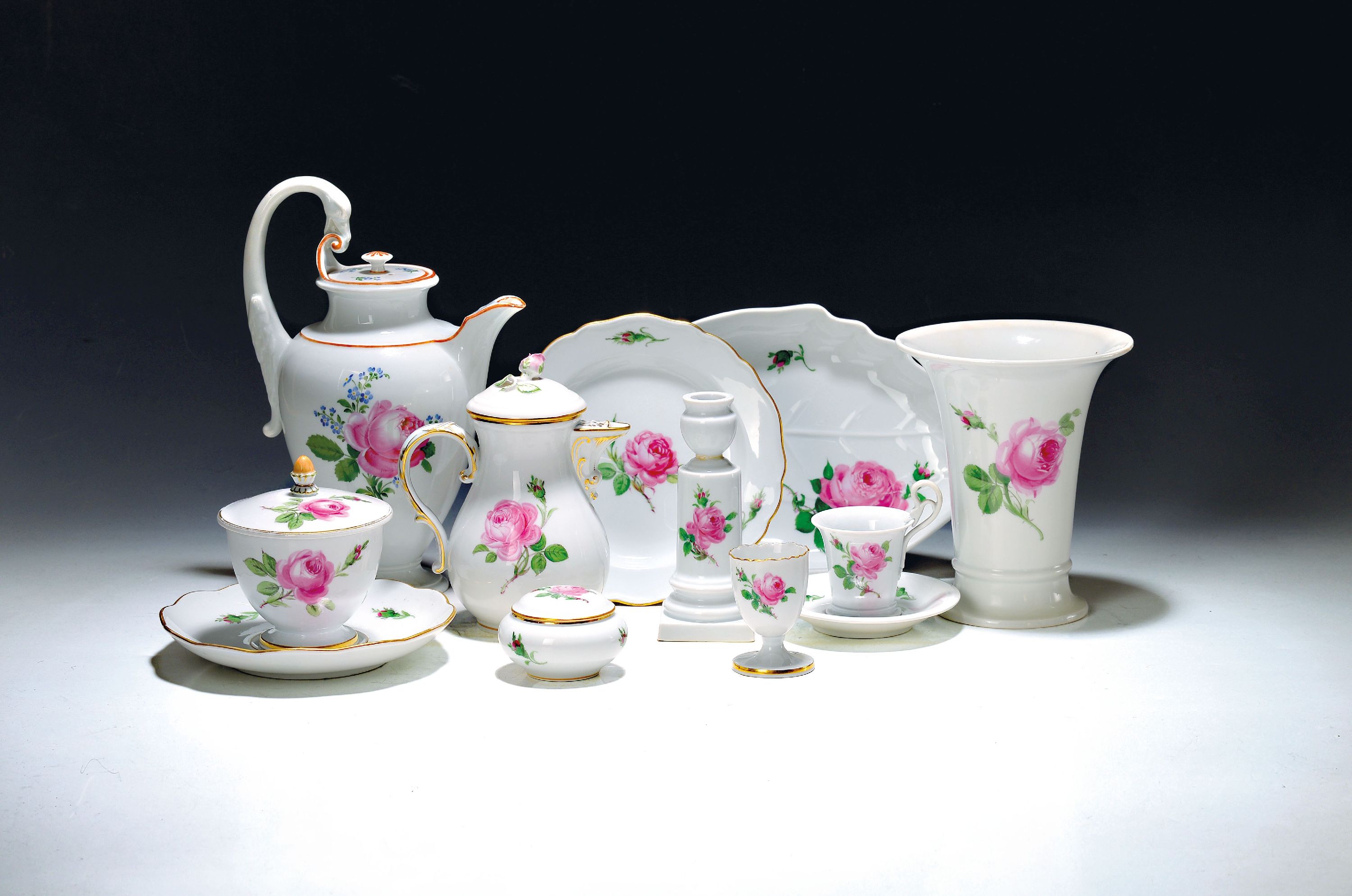 Image 27108360 - 30 Geschirrteile, Meissen, rote Rose, 20. Jh., z.T.2. Wahl, Kaffeekanne rote Rose und ...