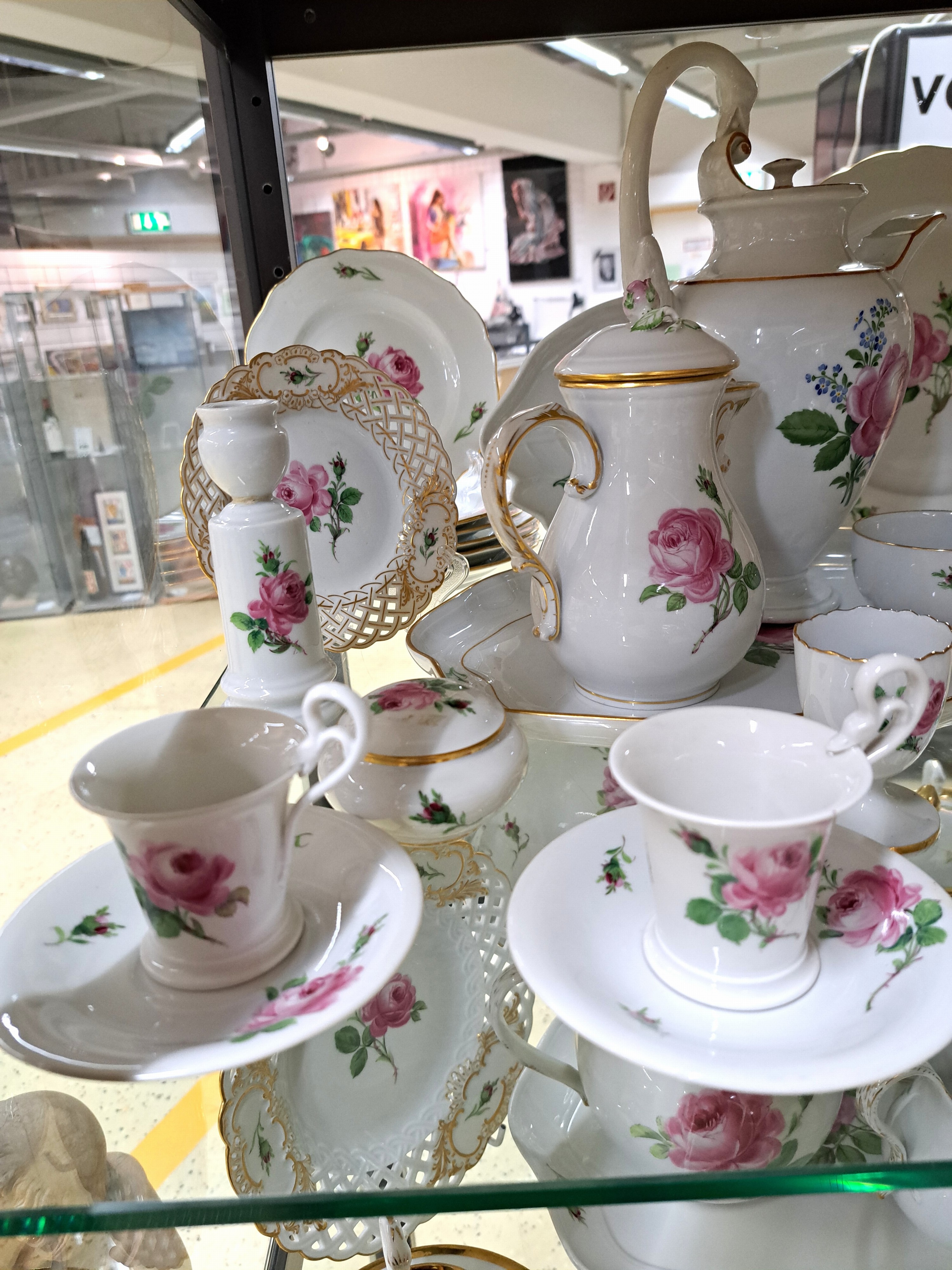 Detail a: 30 Geschirrteile, Meissen, rote Rose, 20. Jh., z.T.2. Wahl, Kaffeekanne rote Rose und Vergißmeinicht, ockerfarbener Rand; vier Mokkatassen mit ...