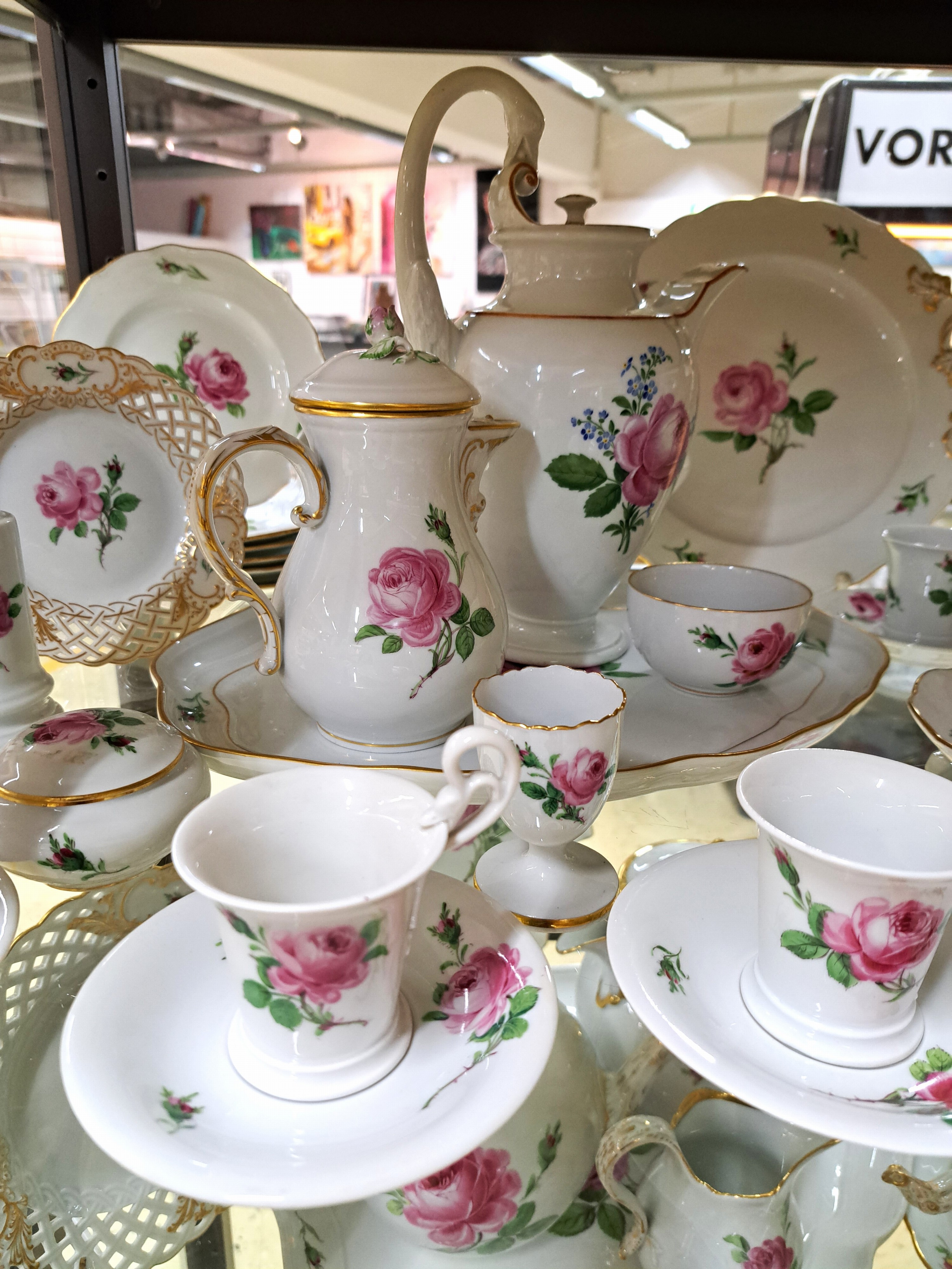 Detail b: 30 Geschirrteile, Meissen, rote Rose, 20. Jh., z.T.2. Wahl, Kaffeekanne rote Rose und Vergißmeinicht, ockerfarbener Rand; vier Mokkatassen mit ...