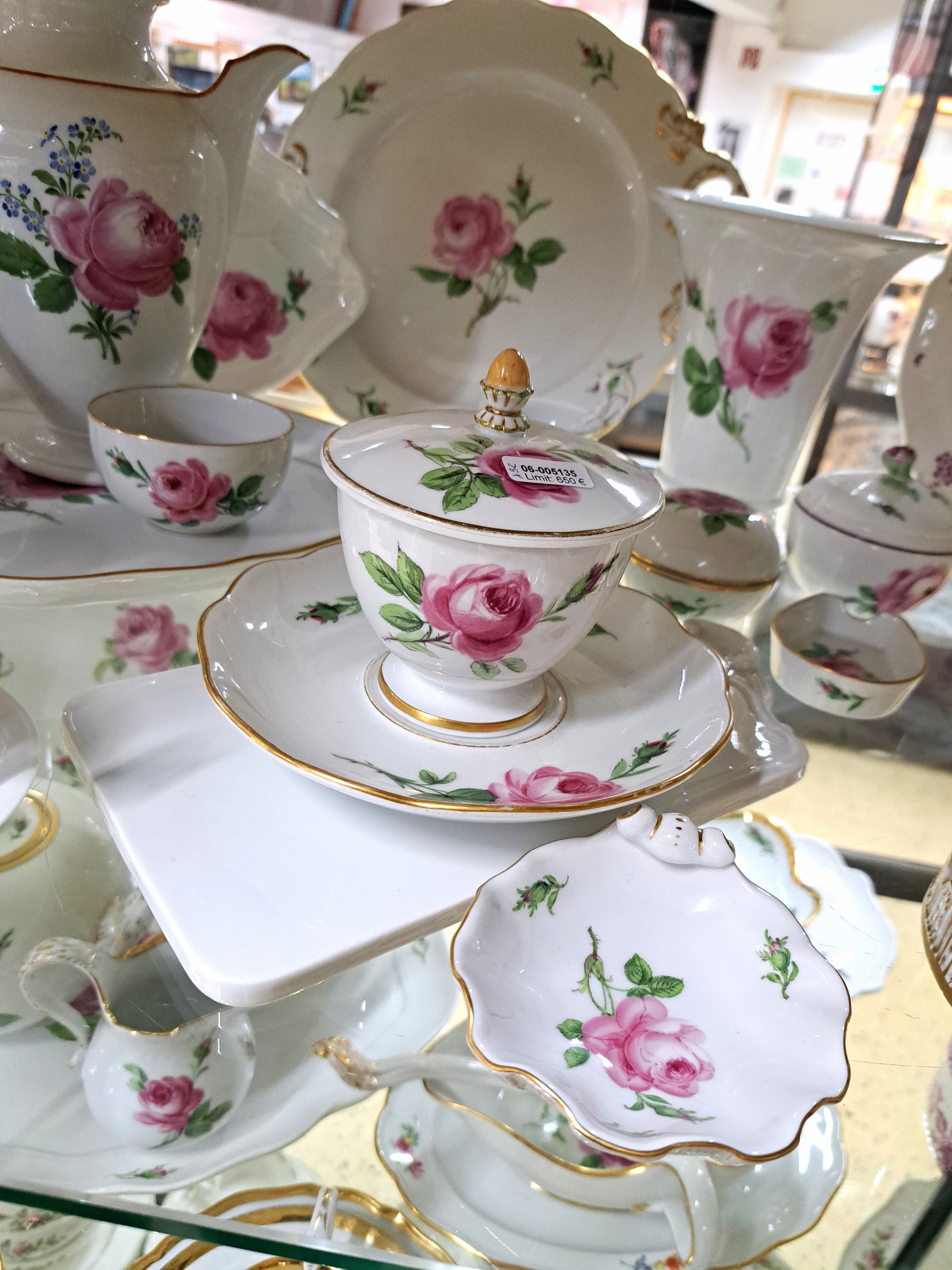 Detail c: 30 Geschirrteile, Meissen, rote Rose, 20. Jh., z.T.2. Wahl, Kaffeekanne rote Rose und Vergißmeinicht, ockerfarbener Rand; vier Mokkatassen mit ...
