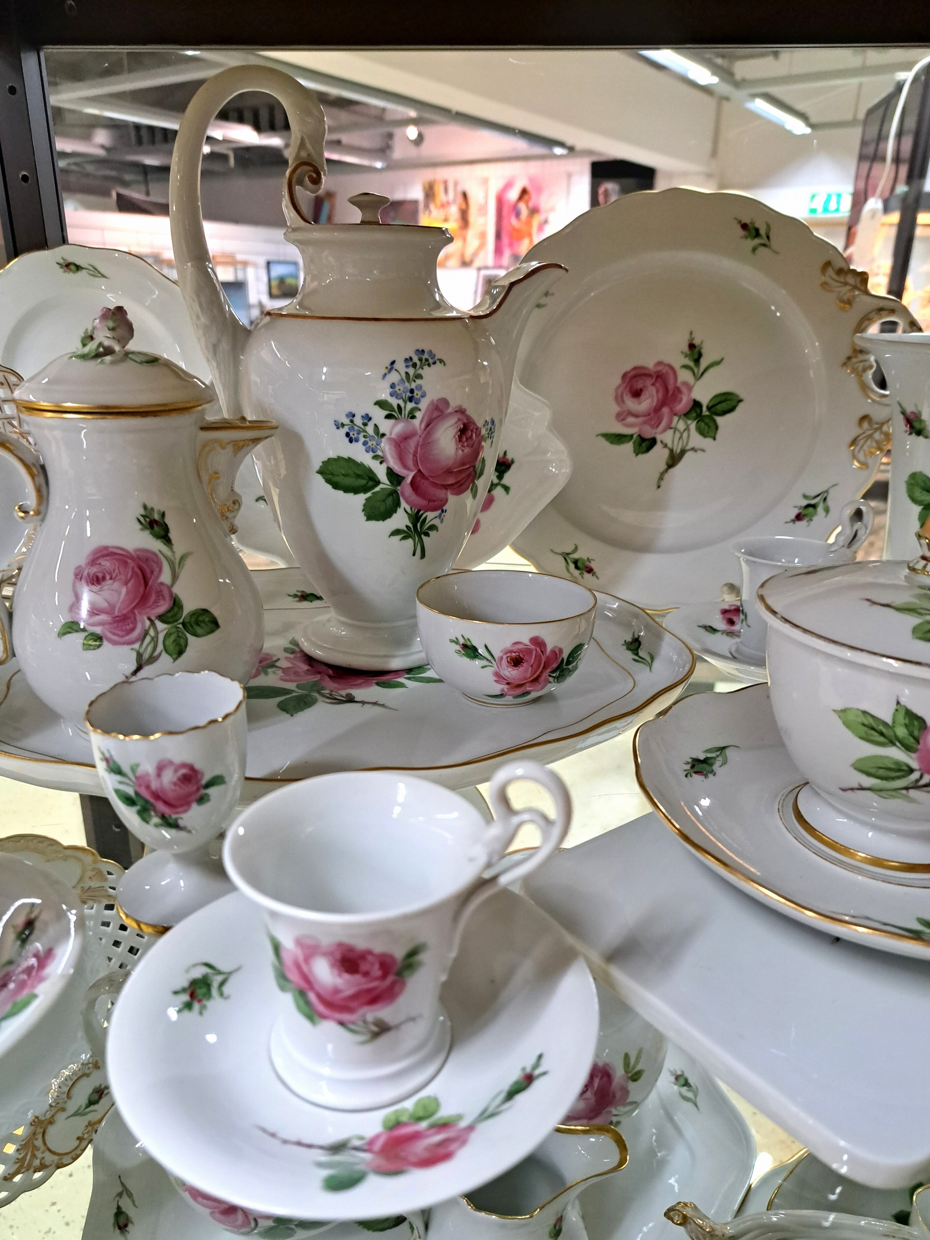 Detail d: 30 Geschirrteile, Meissen, rote Rose, 20. Jh., z.T.2. Wahl, Kaffeekanne rote Rose und Vergißmeinicht, ockerfarbener Rand; vier Mokkatassen mit ...