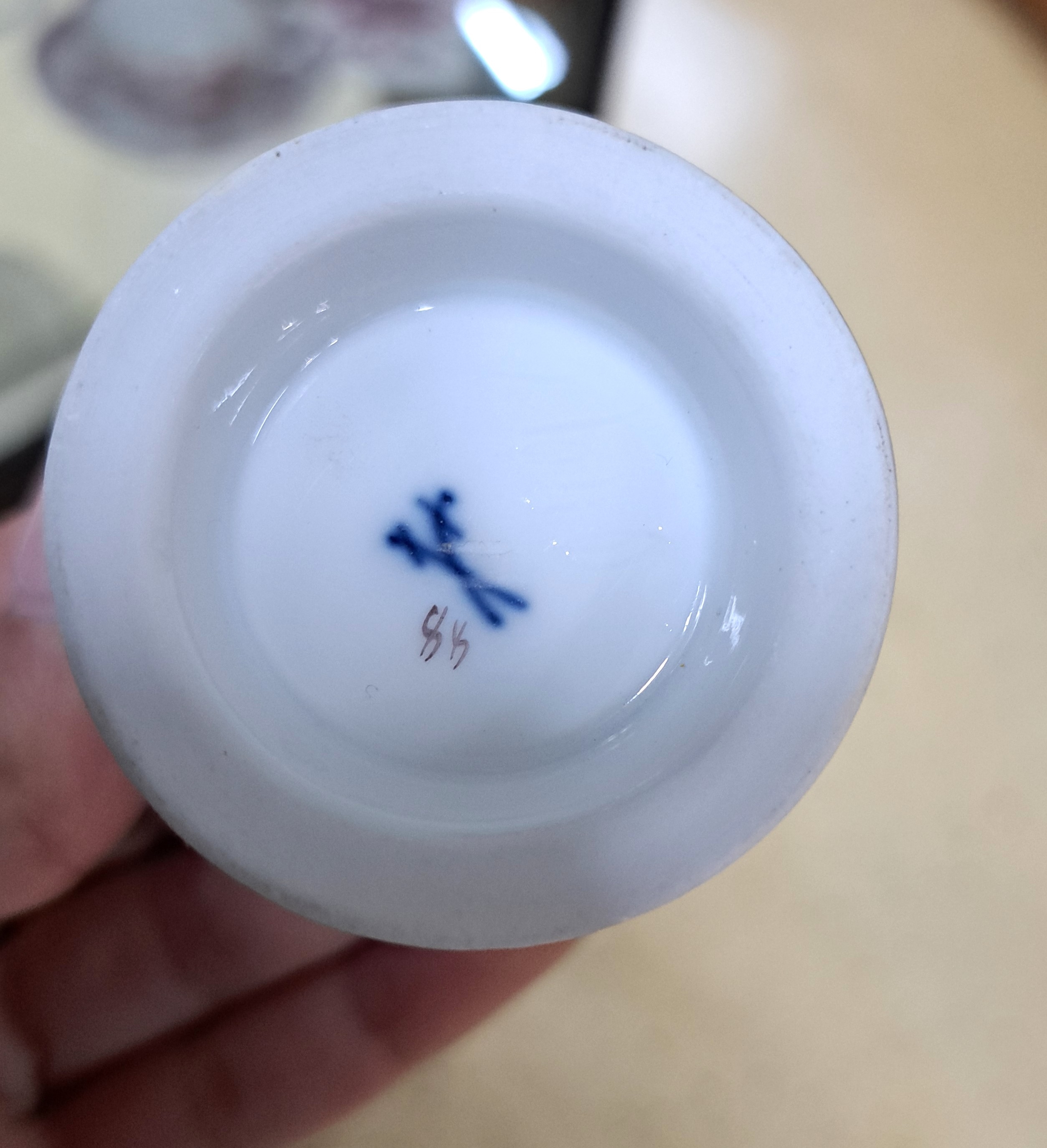 Detail e: 30 Geschirrteile, Meissen, rote Rose, 20. Jh., z.T.2. Wahl, Kaffeekanne rote Rose und Vergißmeinicht, ockerfarbener Rand; vier Mokkatassen mit ...