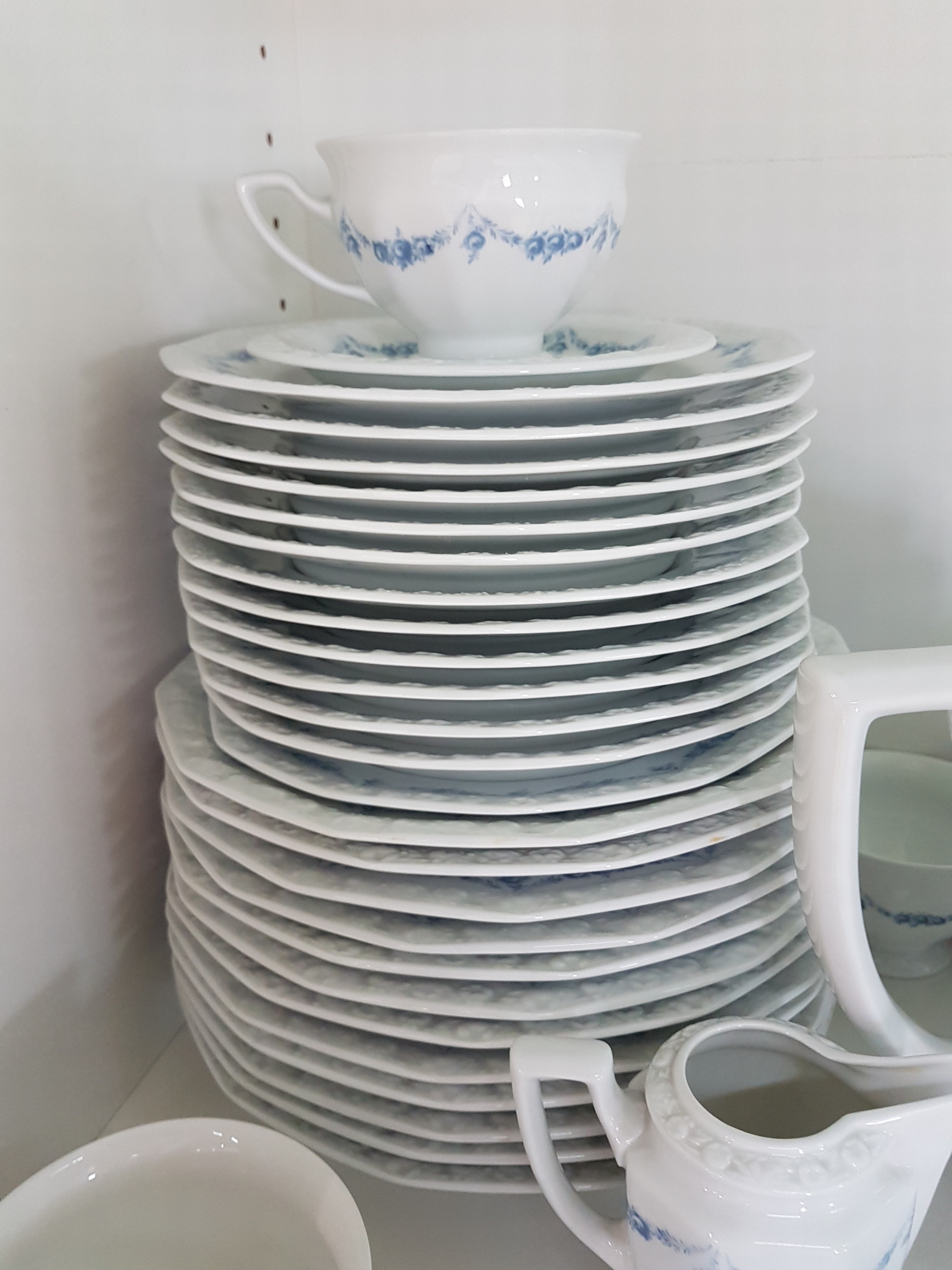 Detail c: Umfangreiches Kaffee- und Speiseservice und Trinkglasservice, Rosenthal, Maria, Kaffeekanne, Zuckerdose, Milchkännchen, 12 Kaffeetassen mit ...