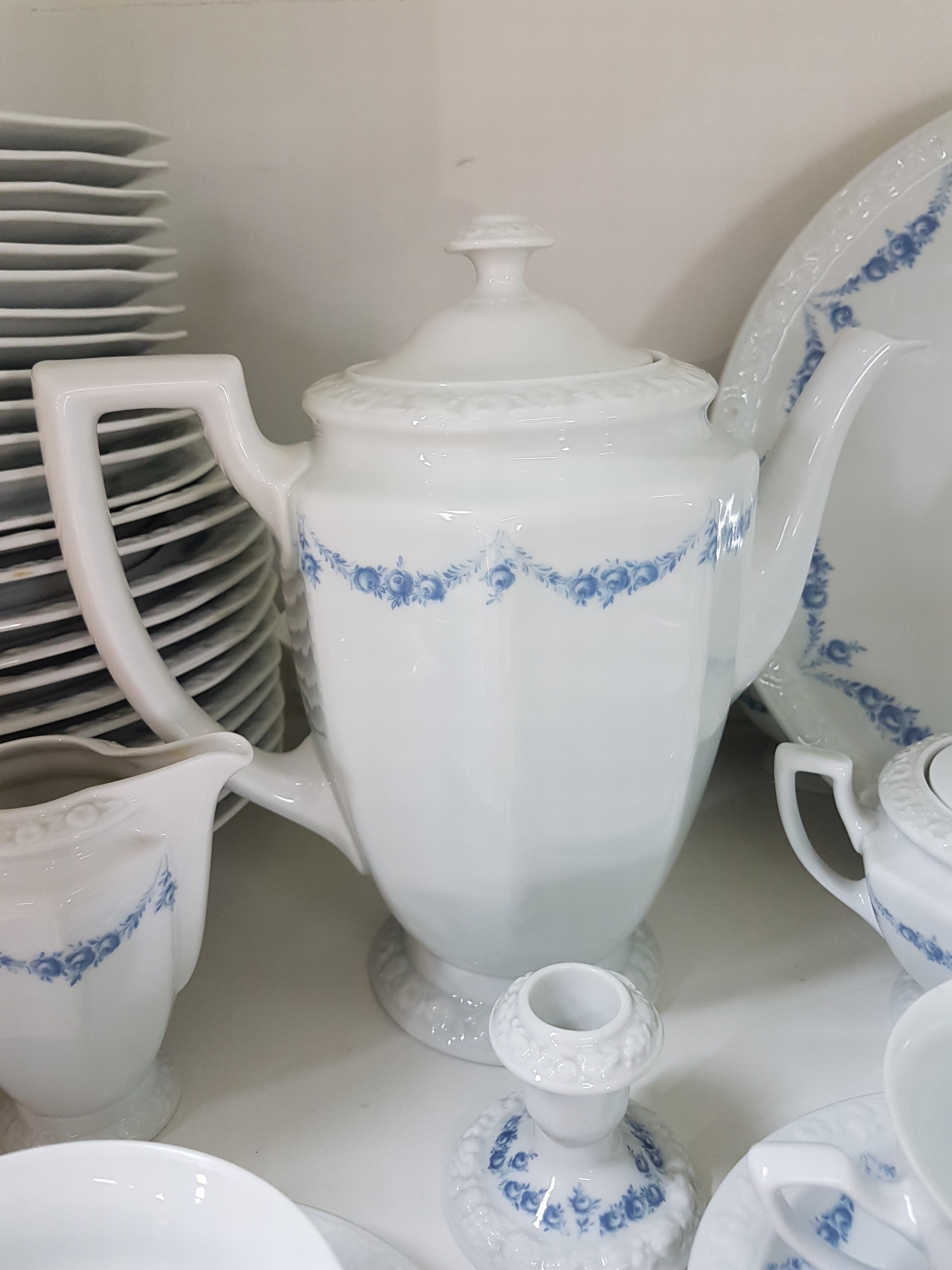 Detail d: Umfangreiches Kaffee- und Speiseservice und Trinkglasservice, Rosenthal, Maria, Kaffeekanne, Zuckerdose, Milchkännchen, 12 Kaffeetassen mit ...