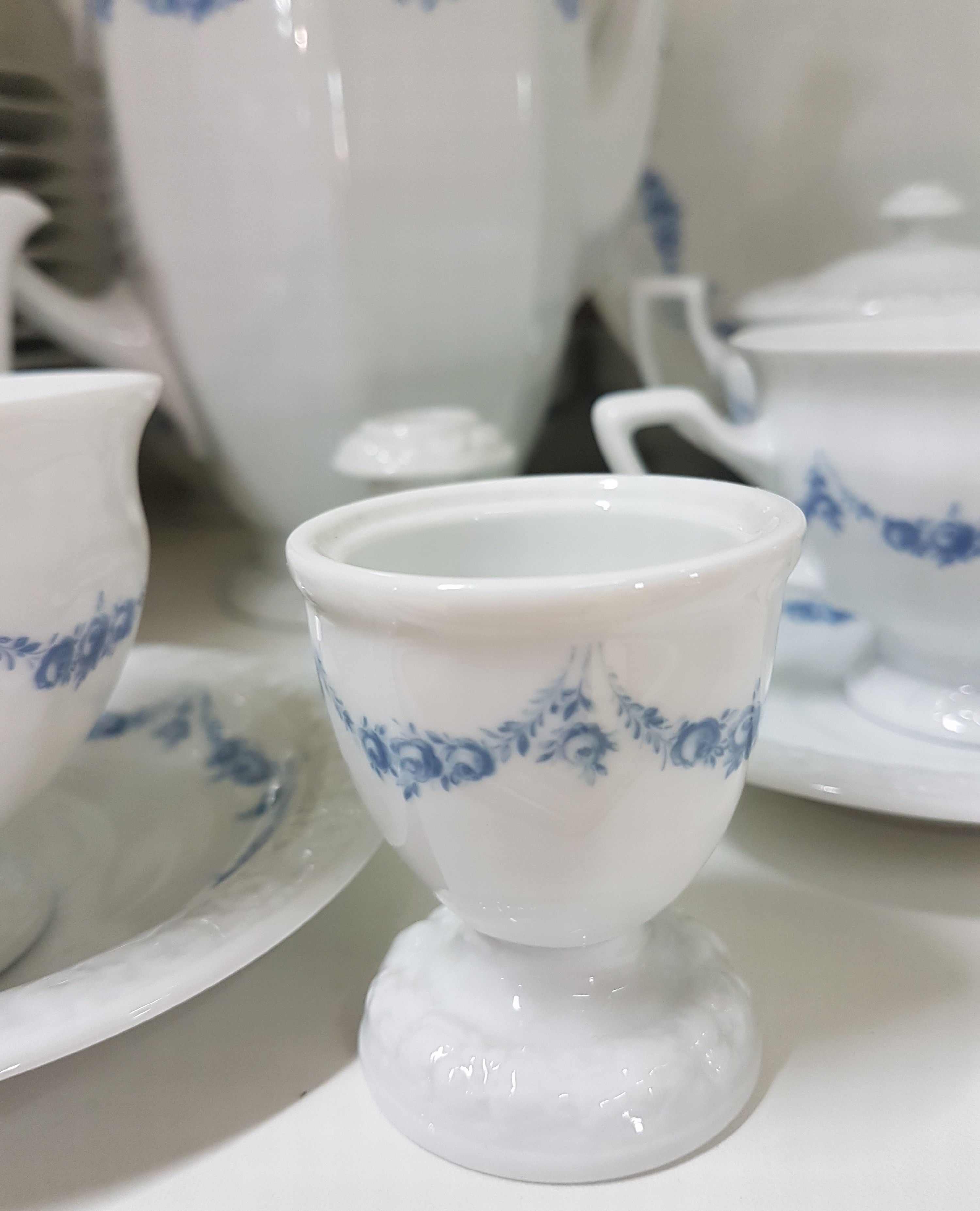 Detail g: Umfangreiches Kaffee- und Speiseservice und Trinkglasservice, Rosenthal, Maria, Kaffeekanne, Zuckerdose, Milchkännchen, 12 Kaffeetassen mit ...