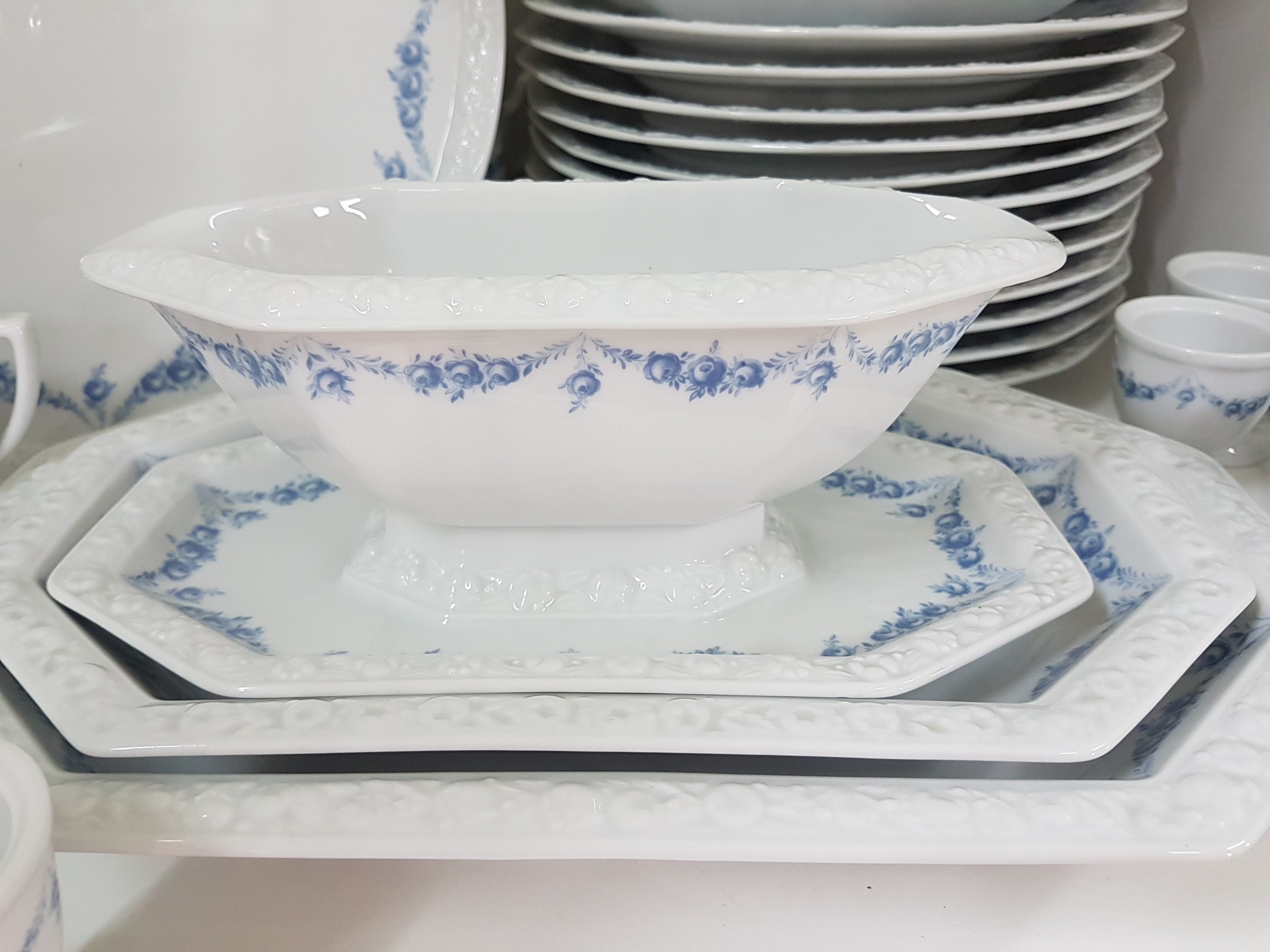 Detail i: Umfangreiches Kaffee- und Speiseservice und Trinkglasservice, Rosenthal, Maria, Kaffeekanne, Zuckerdose, Milchkännchen, 12 Kaffeetassen mit ...