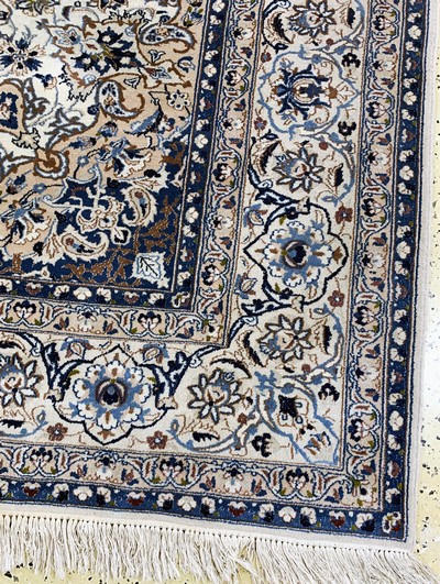 27108314a - Nain fein(9 La), Persien, Mitte 20.Jhd, Korkwolle mit Seide, ca. 350 x 250 cm, ...