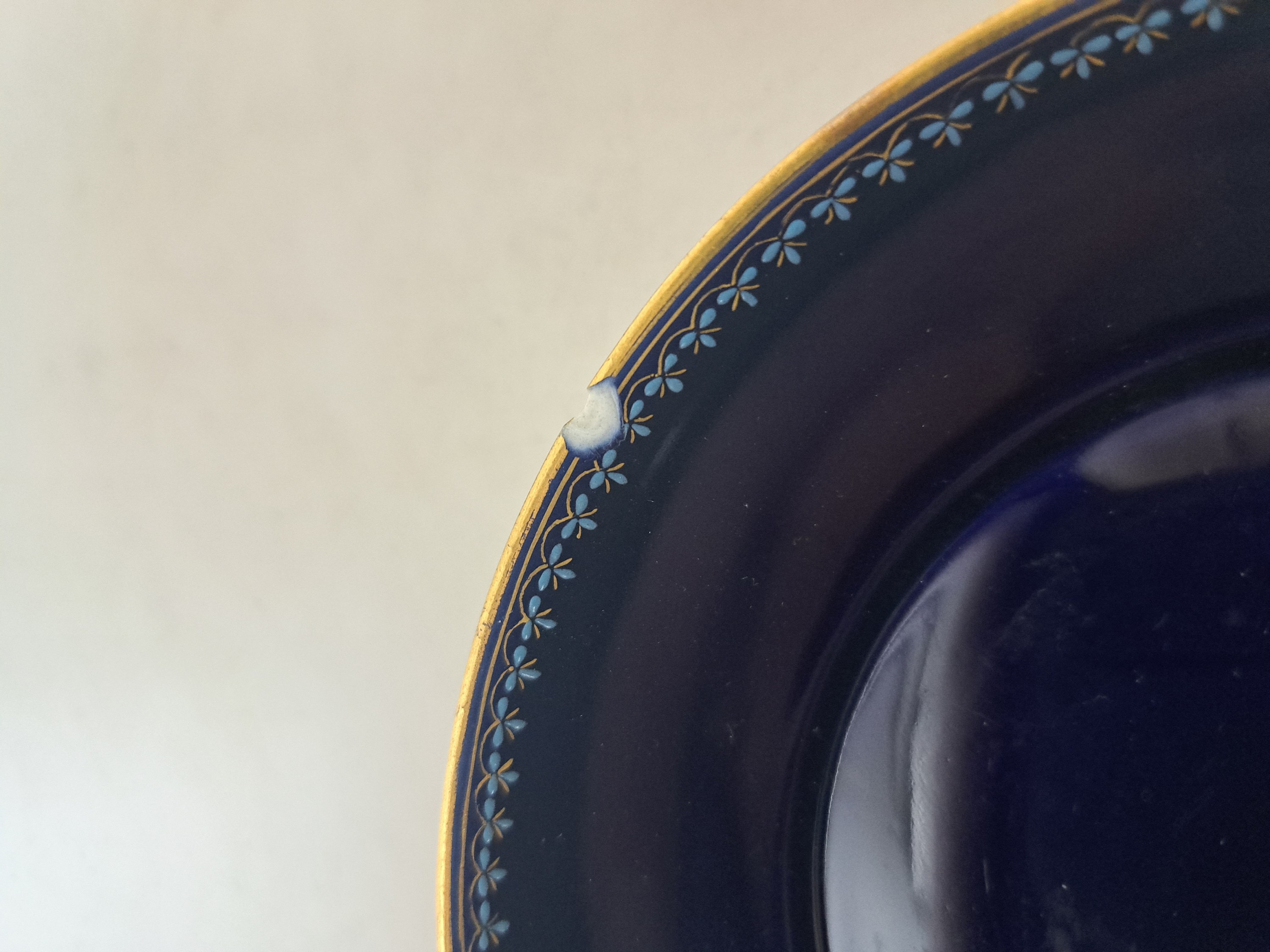 Detail a: Kaffeetasse mit Untertasse, Meissen, Knaufzeit, Porzellan, königsblauer Fond, Tasse mit Pate sur Pate-Dekor Putto mit Vögeln, UT mit Chip, ...