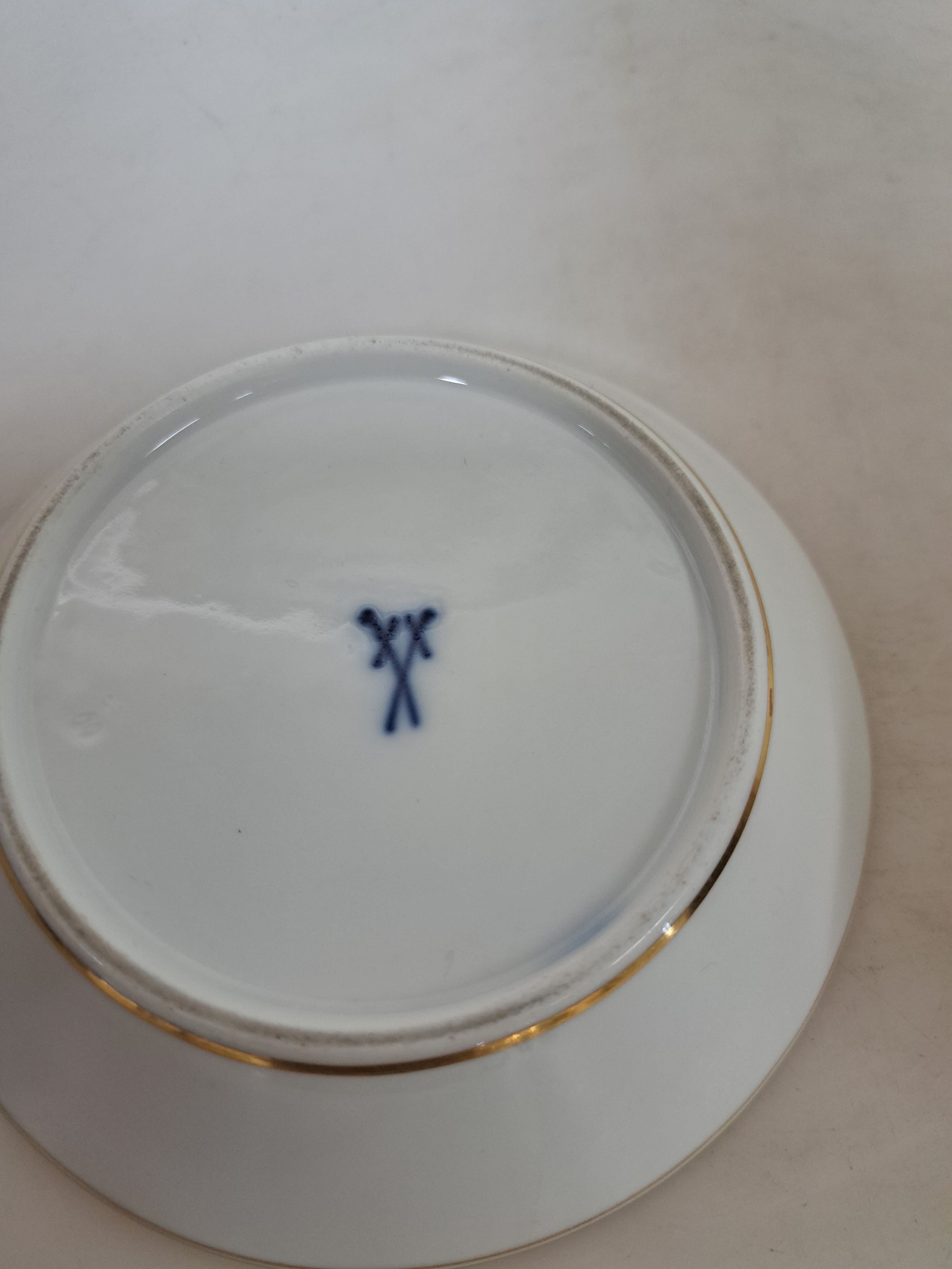 Detail c: Kaffeetasse mit Untertasse, Meissen, Knaufzeit, Porzellan, königsblauer Fond, Tasse mit Pate sur Pate-Dekor Putto mit Vögeln, UT mit Chip, ...