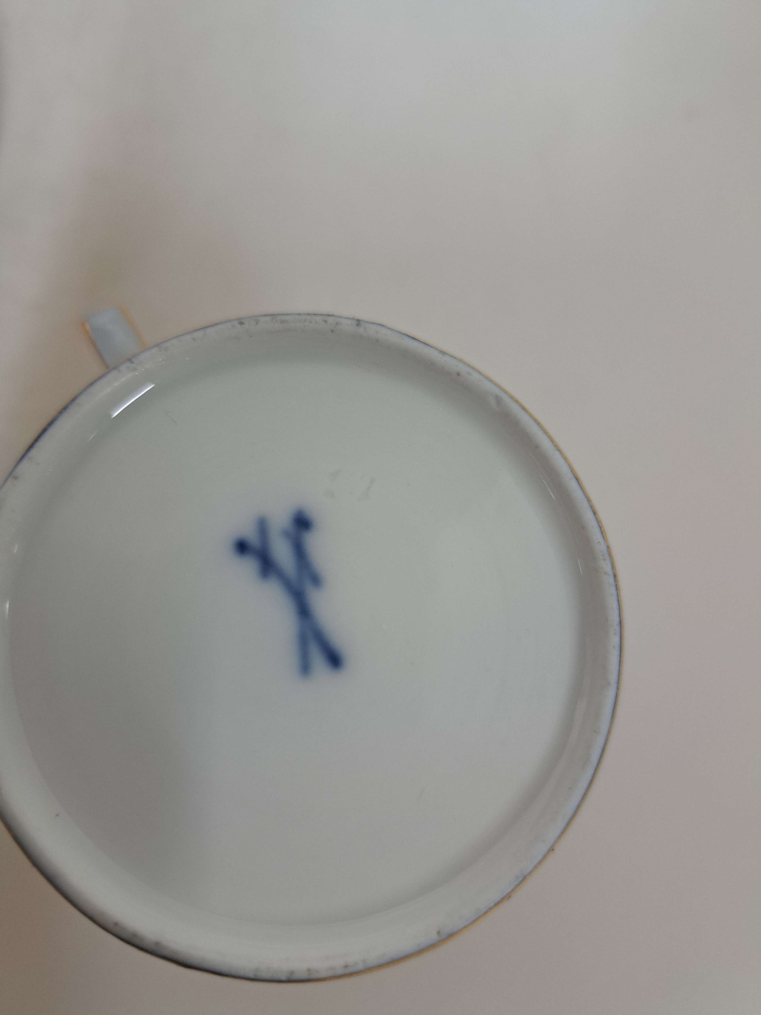 Detail d: Kaffeetasse mit Untertasse, Meissen, Knaufzeit, Porzellan, königsblauer Fond, Tasse mit Pate sur Pate-Dekor Putto mit Vögeln, UT mit Chip, ...