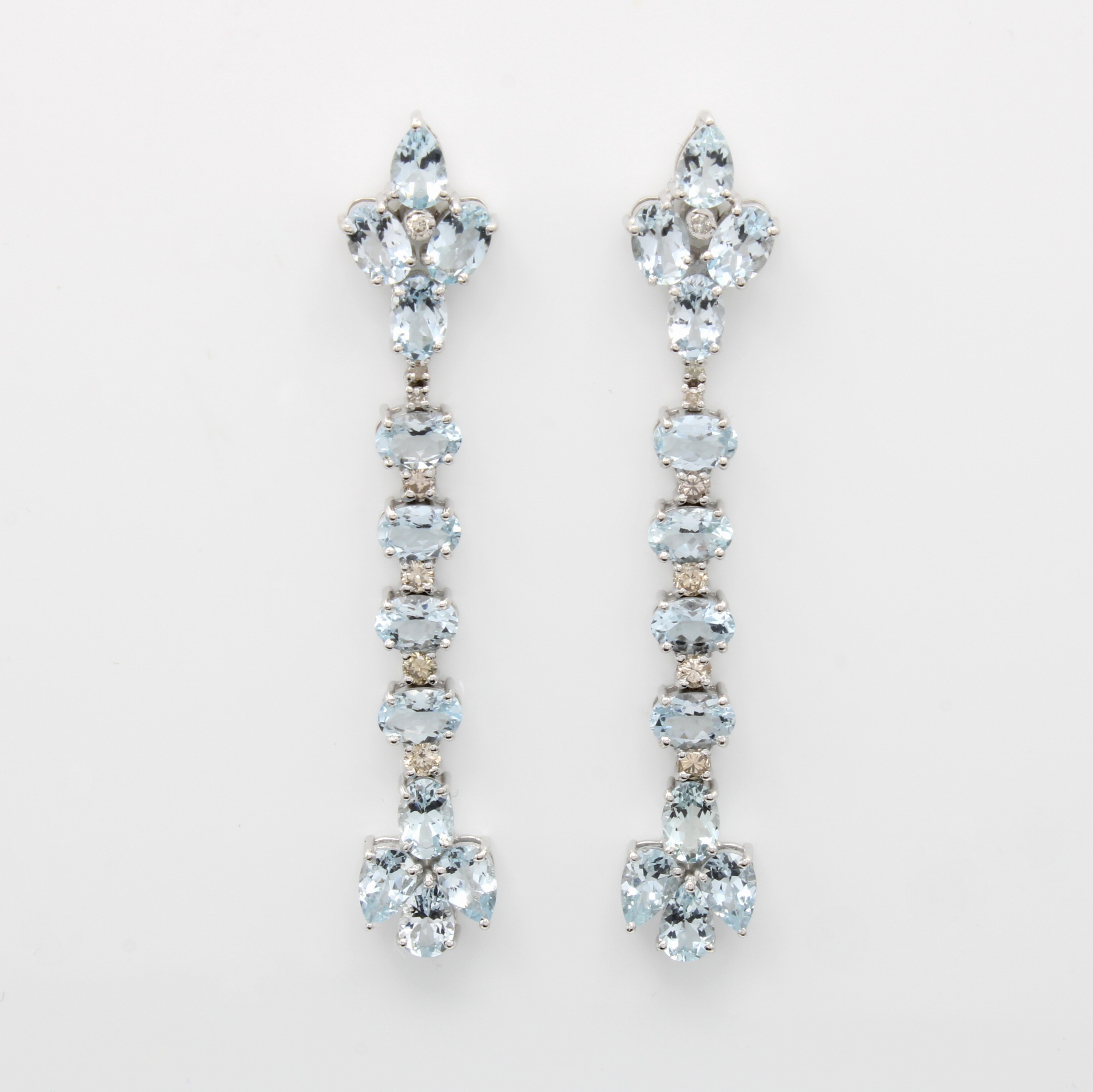 Image 27108425 - Paar Ohrstecker mit Aquamarinen und Diamanten, 925er Silber, ovale u. tropfenförm. ...