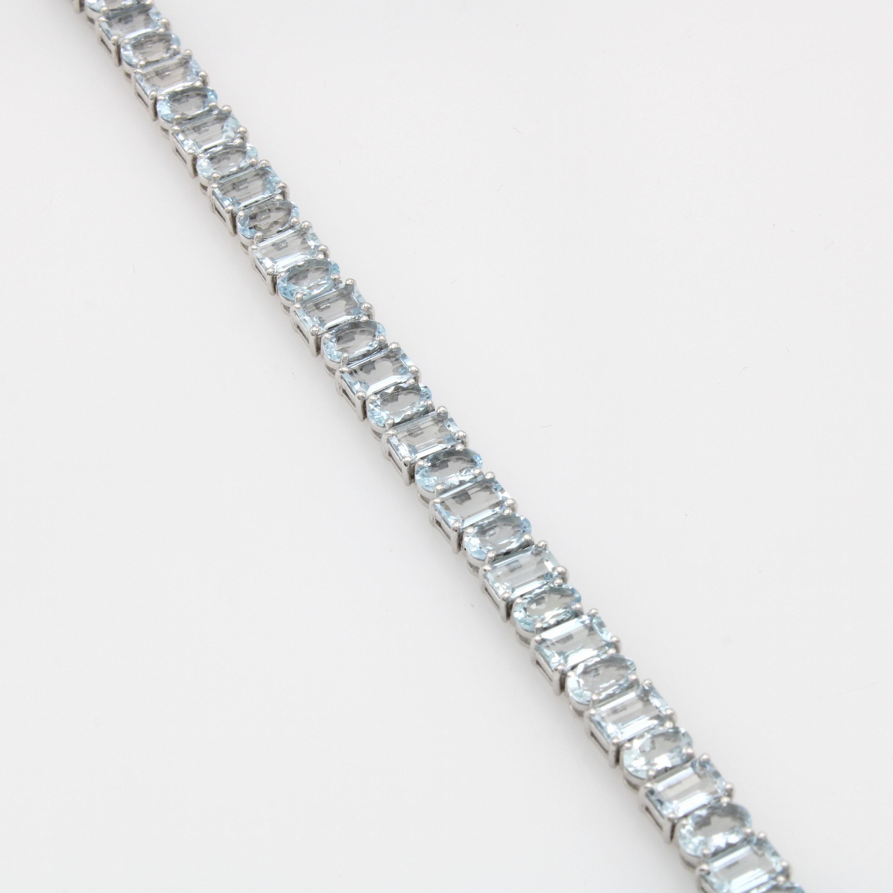 Image 27108426 - Armband mit Aquamarinen, 925er Silber, fac.,ovale u. achteck. Aquamarine im Wechsel ...
