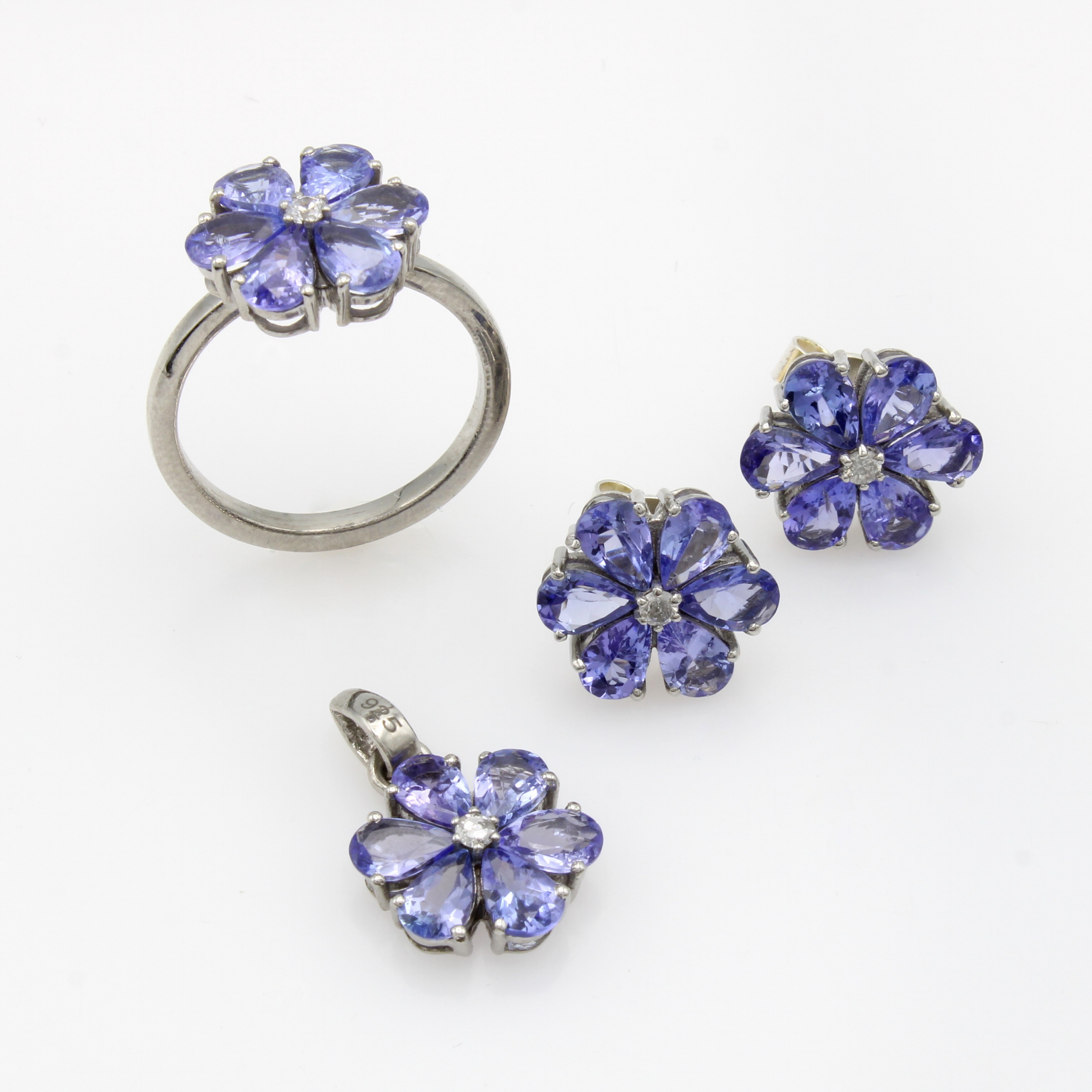 Image 27108433 - Set bestehend aus: Paar Ohrsteckern, Ring und Anhänger mit Tansaniten und Diamanten, ...
