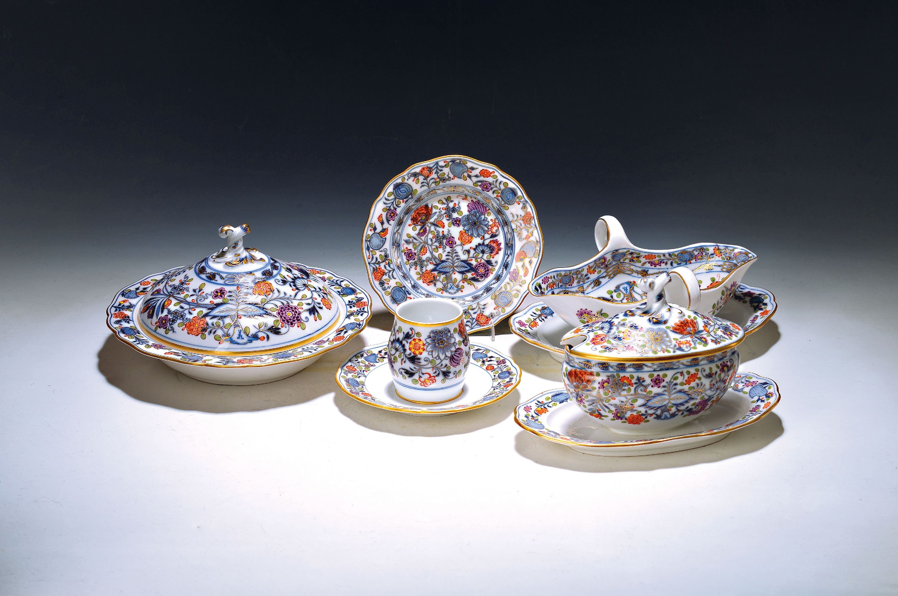 Image 27108442 - 6 Geschirrteile Meissen, Zwiebelmuster, bunt, Knaufzeit, um 1880-90, 2. Wahl, ...