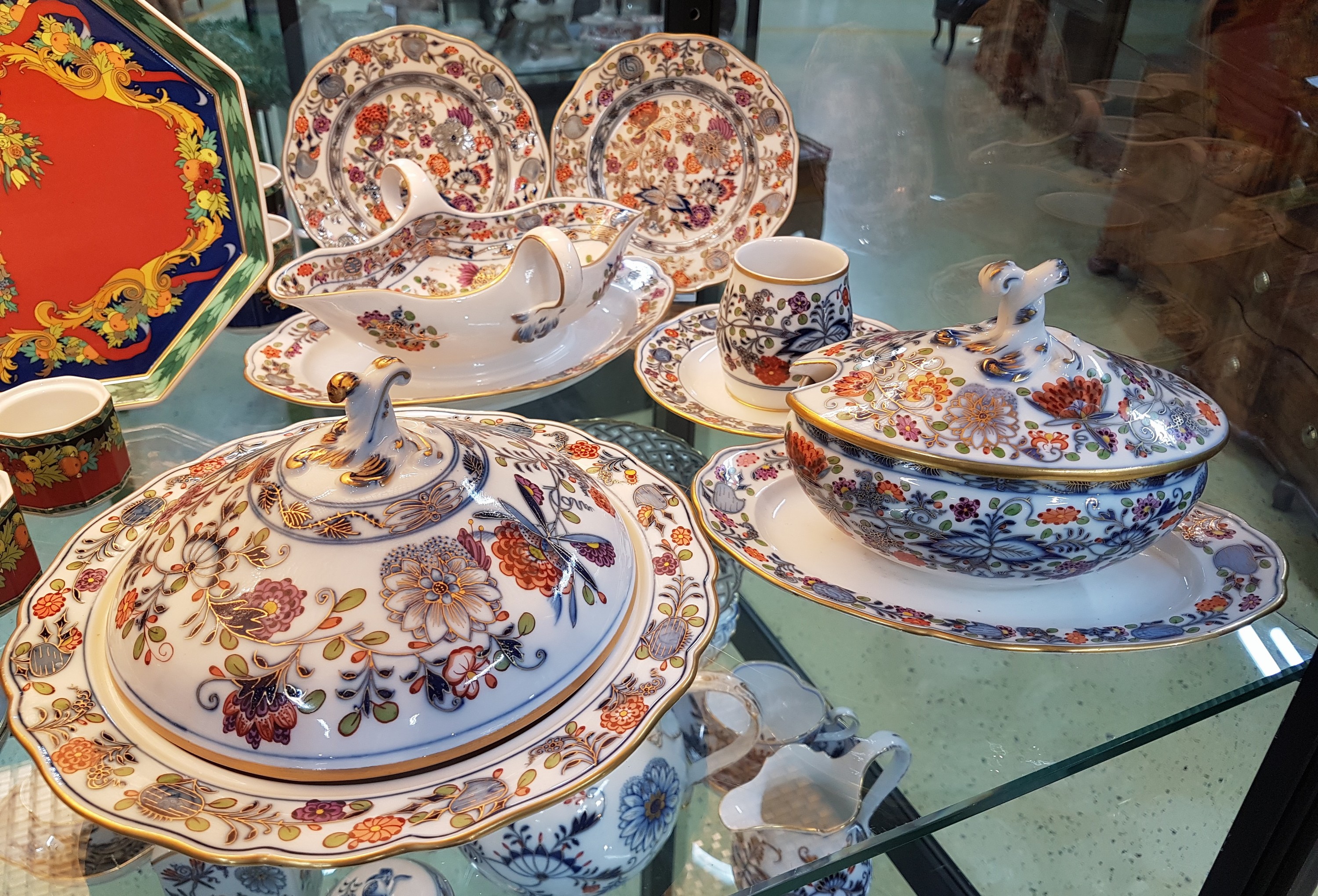 Detail a: 6 Geschirrteile Meissen, Zwiebelmuster, bunt, Knaufzeit, um 1880-90, 2. Wahl, Deckelsauciere, Deckelschüssel, Sauciere, Senfgefäß ohne Deckel, ...