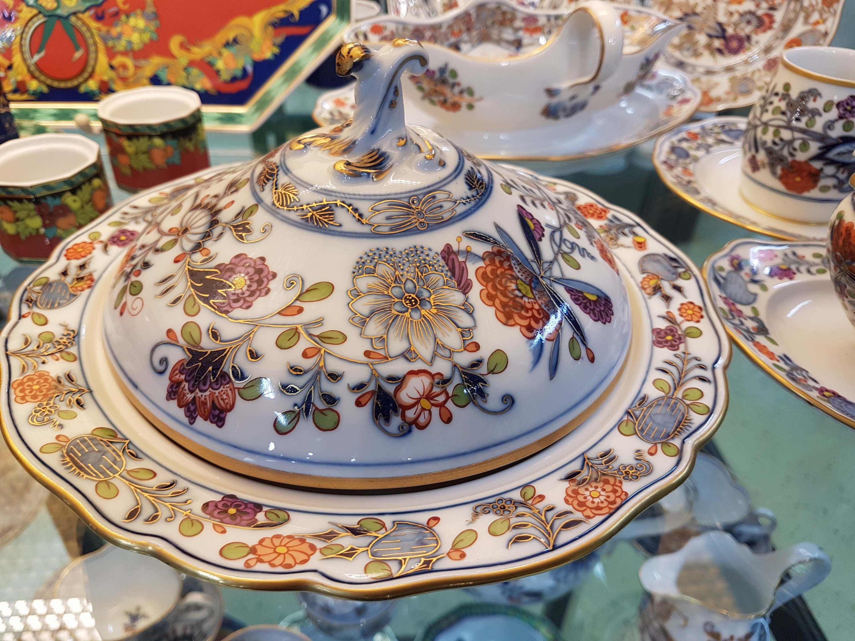 Detail b: 6 Geschirrteile Meissen, Zwiebelmuster, bunt, Knaufzeit, um 1880-90, 2. Wahl, Deckelsauciere, Deckelschüssel, Sauciere, Senfgefäß ohne Deckel, ...
