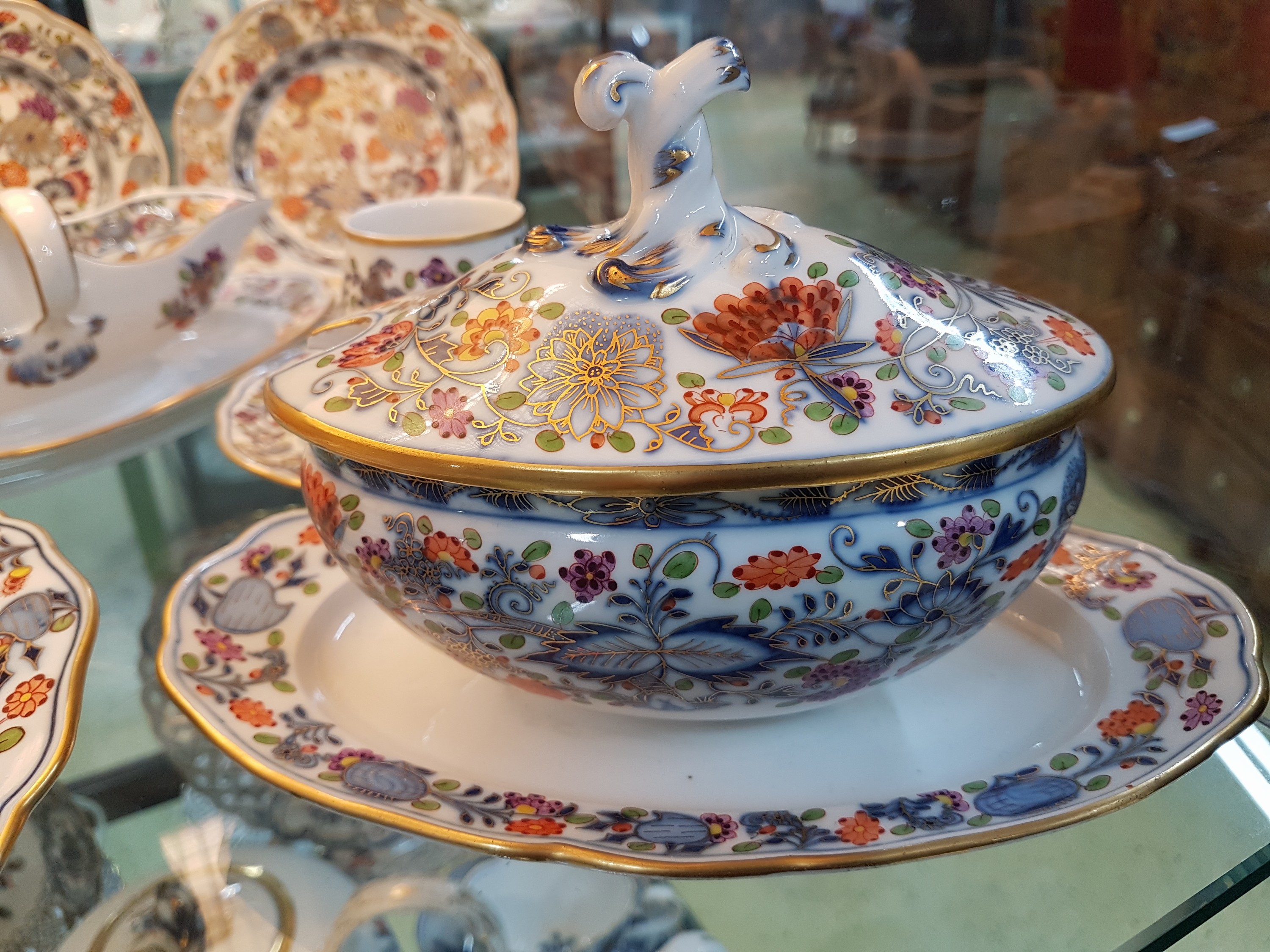 Detail c: 6 Geschirrteile Meissen, Zwiebelmuster, bunt, Knaufzeit, um 1880-90, 2. Wahl, Deckelsauciere, Deckelschüssel, Sauciere, Senfgefäß ohne Deckel, ...