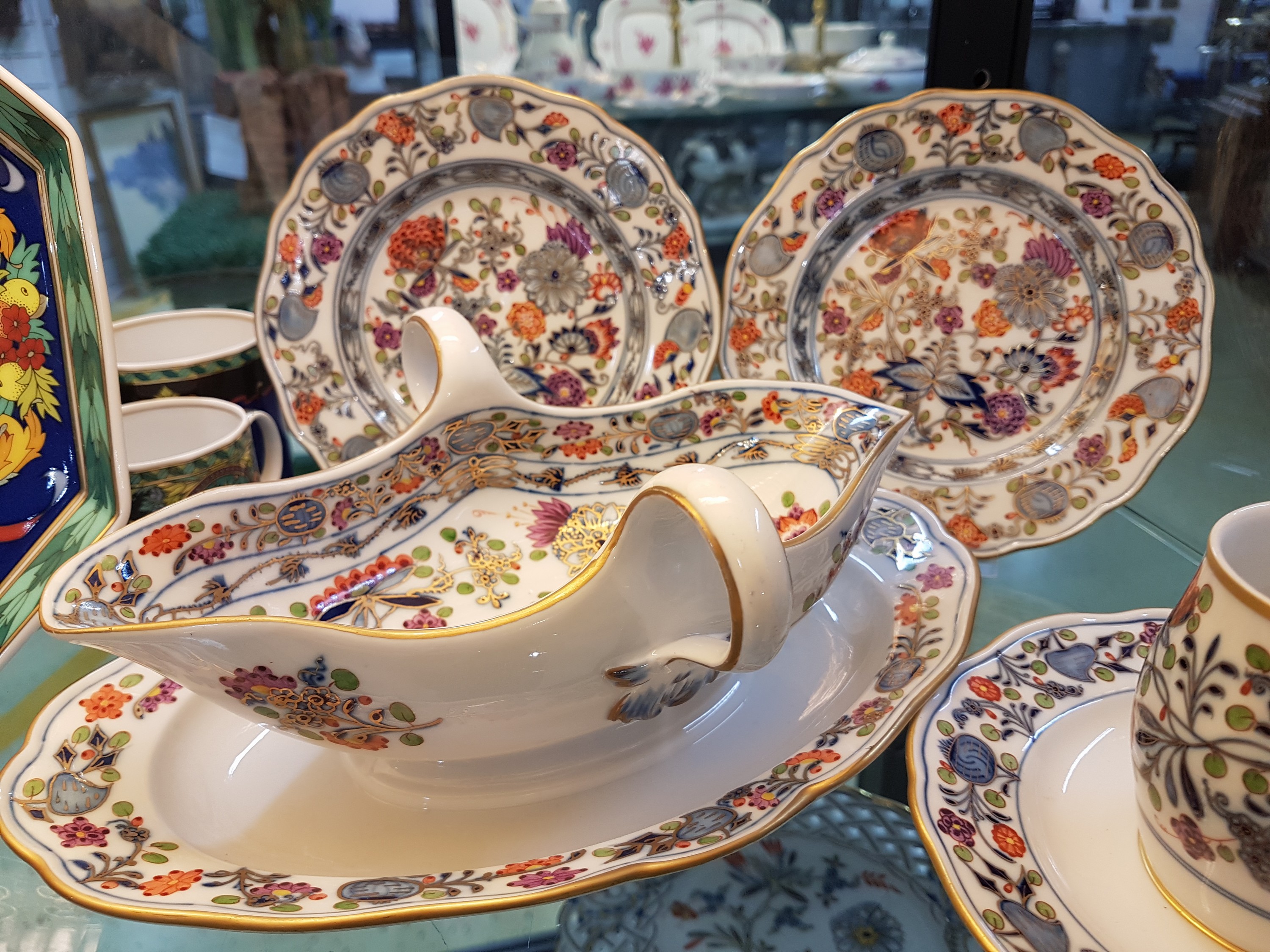 Detail d: 6 Geschirrteile Meissen, Zwiebelmuster, bunt, Knaufzeit, um 1880-90, 2. Wahl, Deckelsauciere, Deckelschüssel, Sauciere, Senfgefäß ohne Deckel, ...