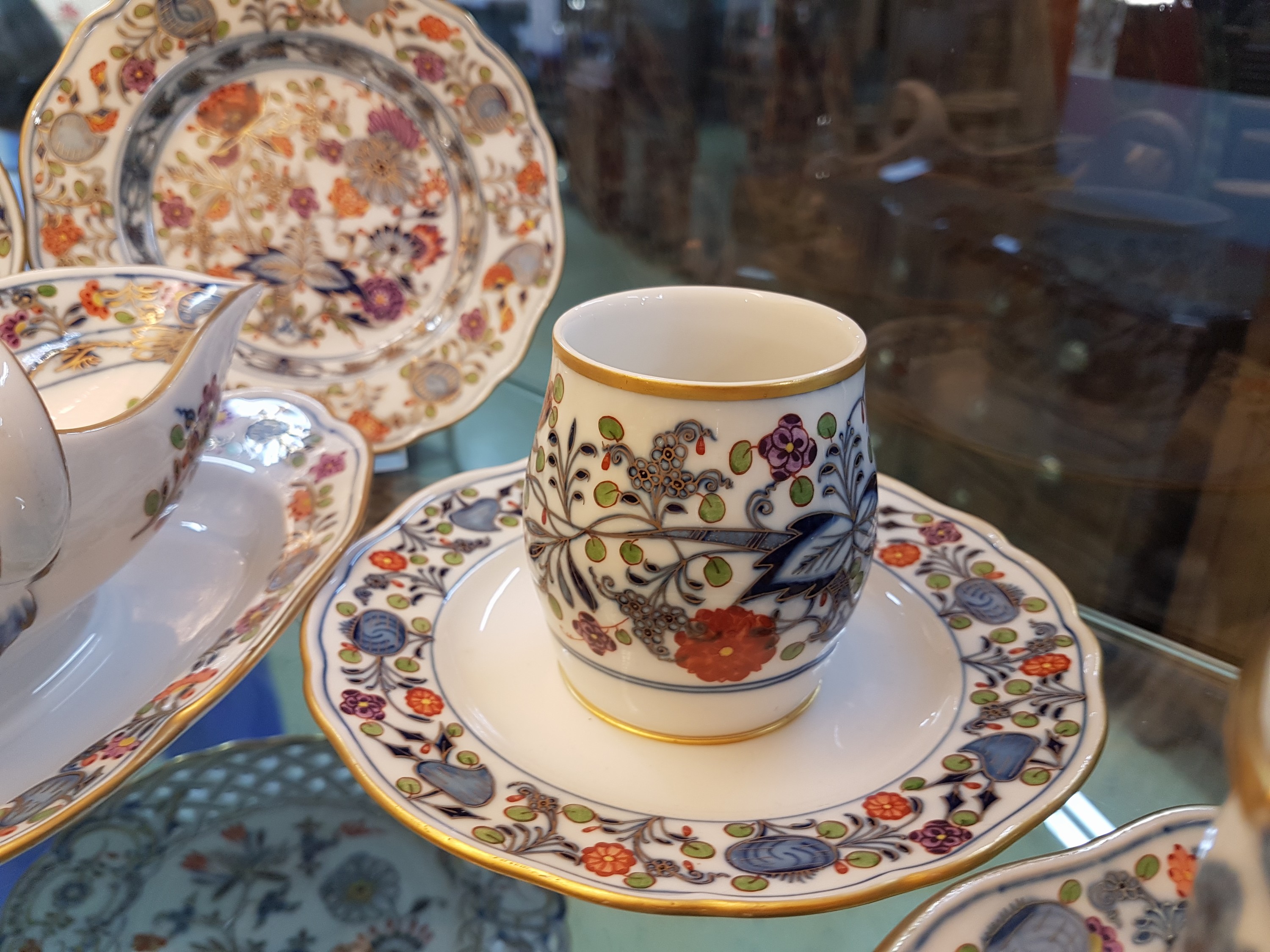 Detail e: 6 Geschirrteile Meissen, Zwiebelmuster, bunt, Knaufzeit, um 1880-90, 2. Wahl, Deckelsauciere, Deckelschüssel, Sauciere, Senfgefäß ohne Deckel, ...