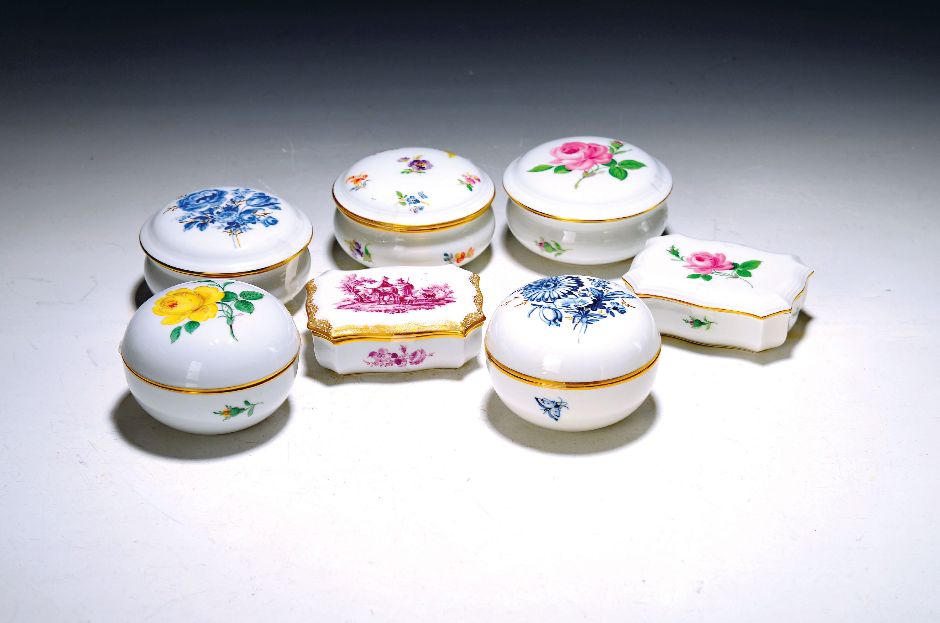 Image 27108460 - 7 Deckeldose, Meissen, 20. Jh., versch. Formen und Dekore, u.a. Tabatiere mit feiner ...
