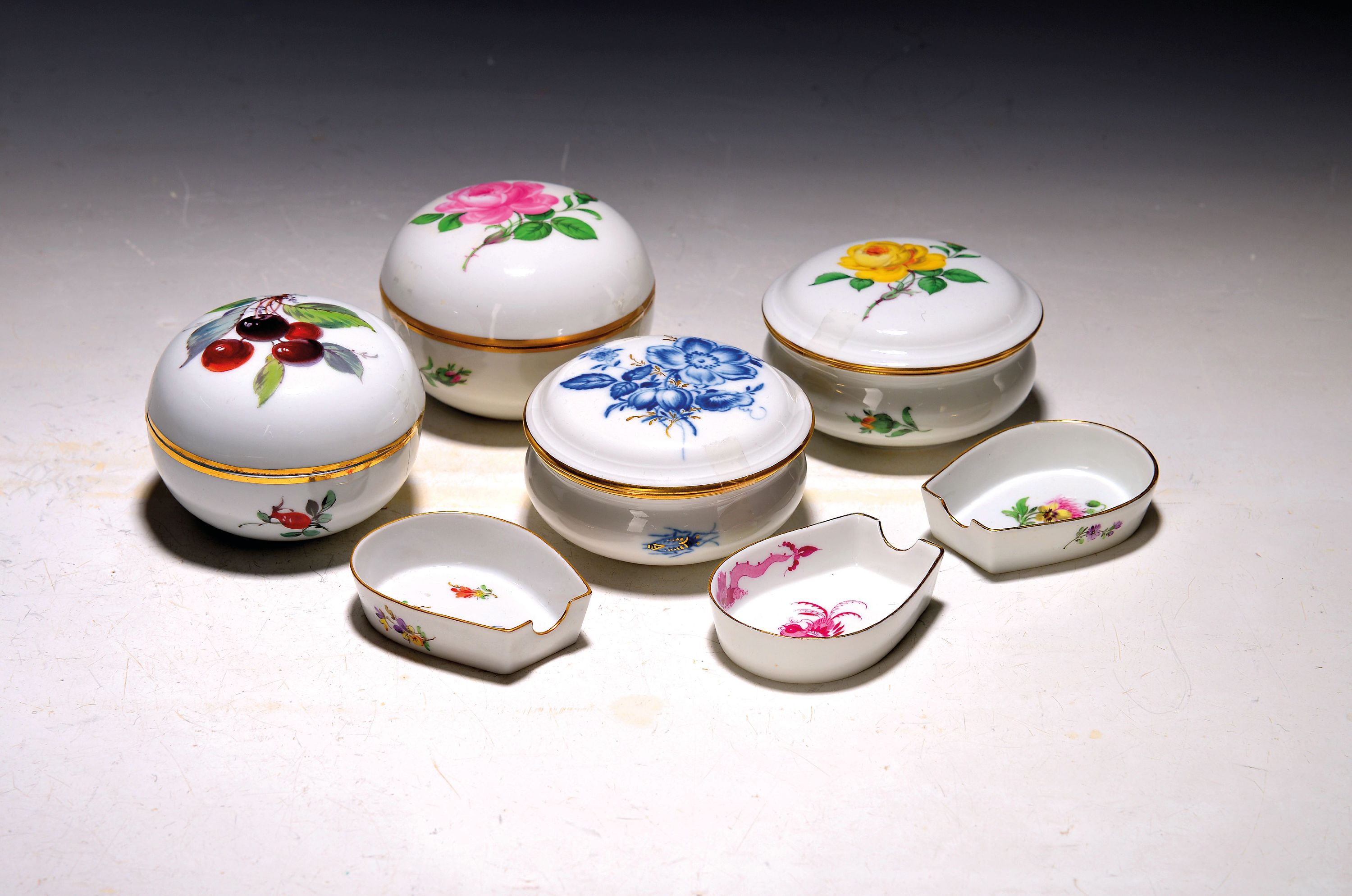 Image 27108461 - 6 Deckeldose und 3 kl. Aschenbecher, Meissen, 20. Jh., z.T. 2. Wahl, versch. Formen und ...