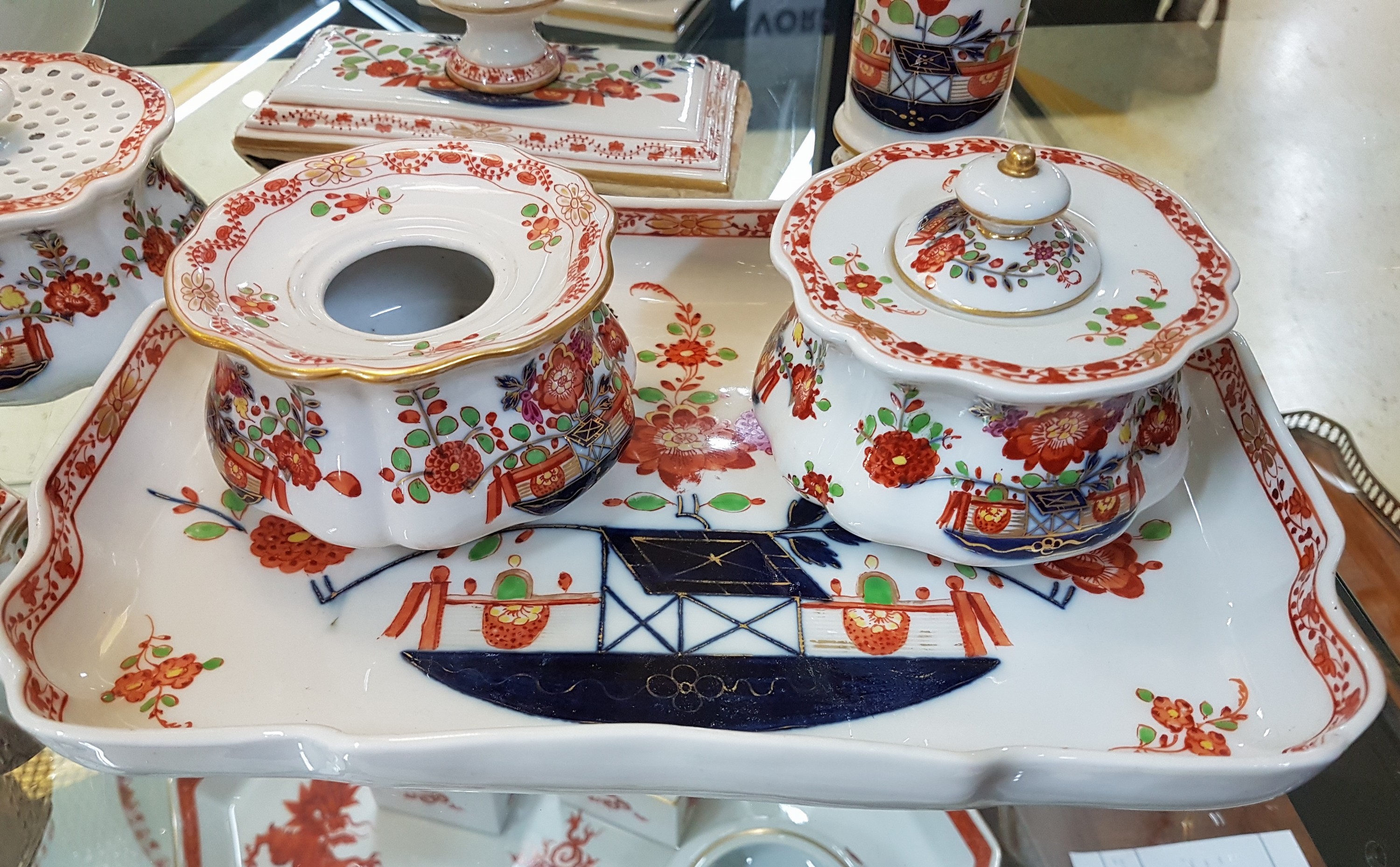 Detail a: 6tlg. Tintenzeug/Schreibtischgarnitur und Zubehör, Meissen, um 1860/70, Knaufschwerter Tischchendekor bunt, goldschattiert, Tablett mit Salzstreuer ...