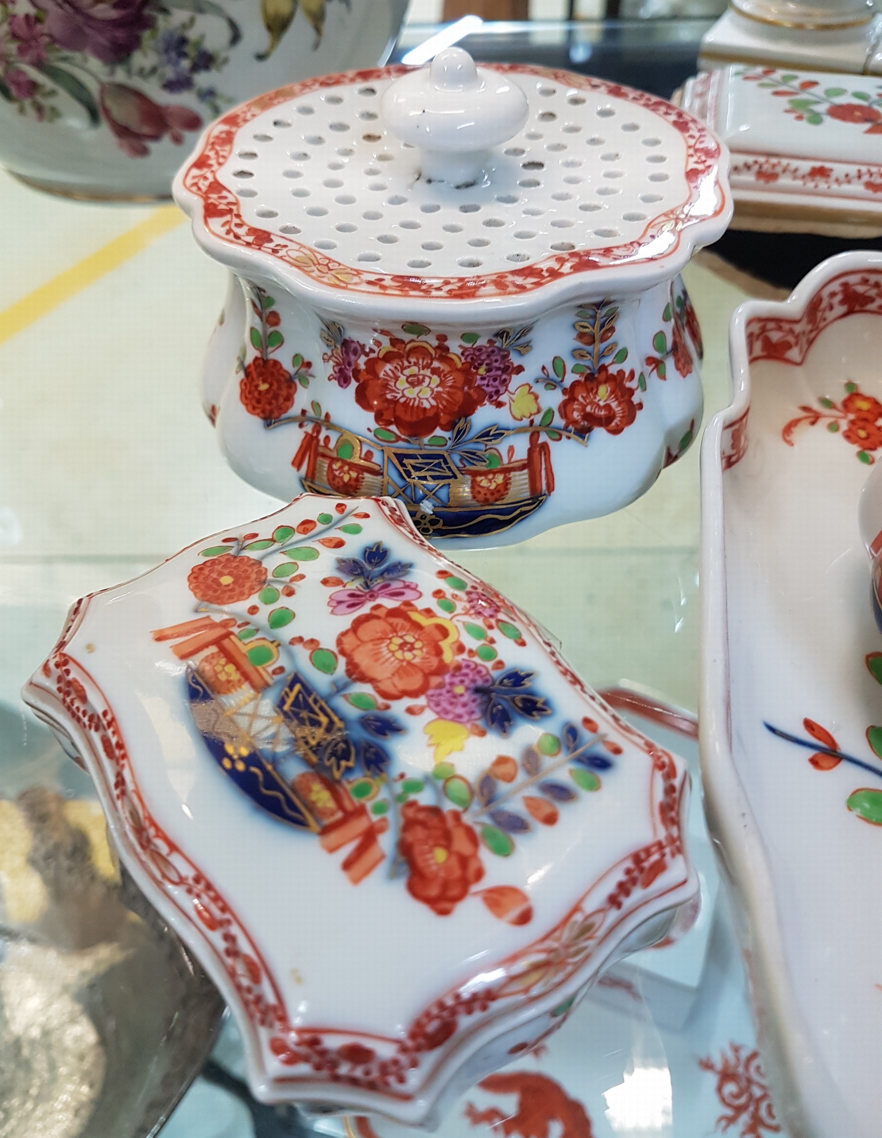Detail b: 6tlg. Tintenzeug/Schreibtischgarnitur und Zubehör, Meissen, um 1860/70, Knaufschwerter Tischchendekor bunt, goldschattiert, Tablett mit Salzstreuer ...