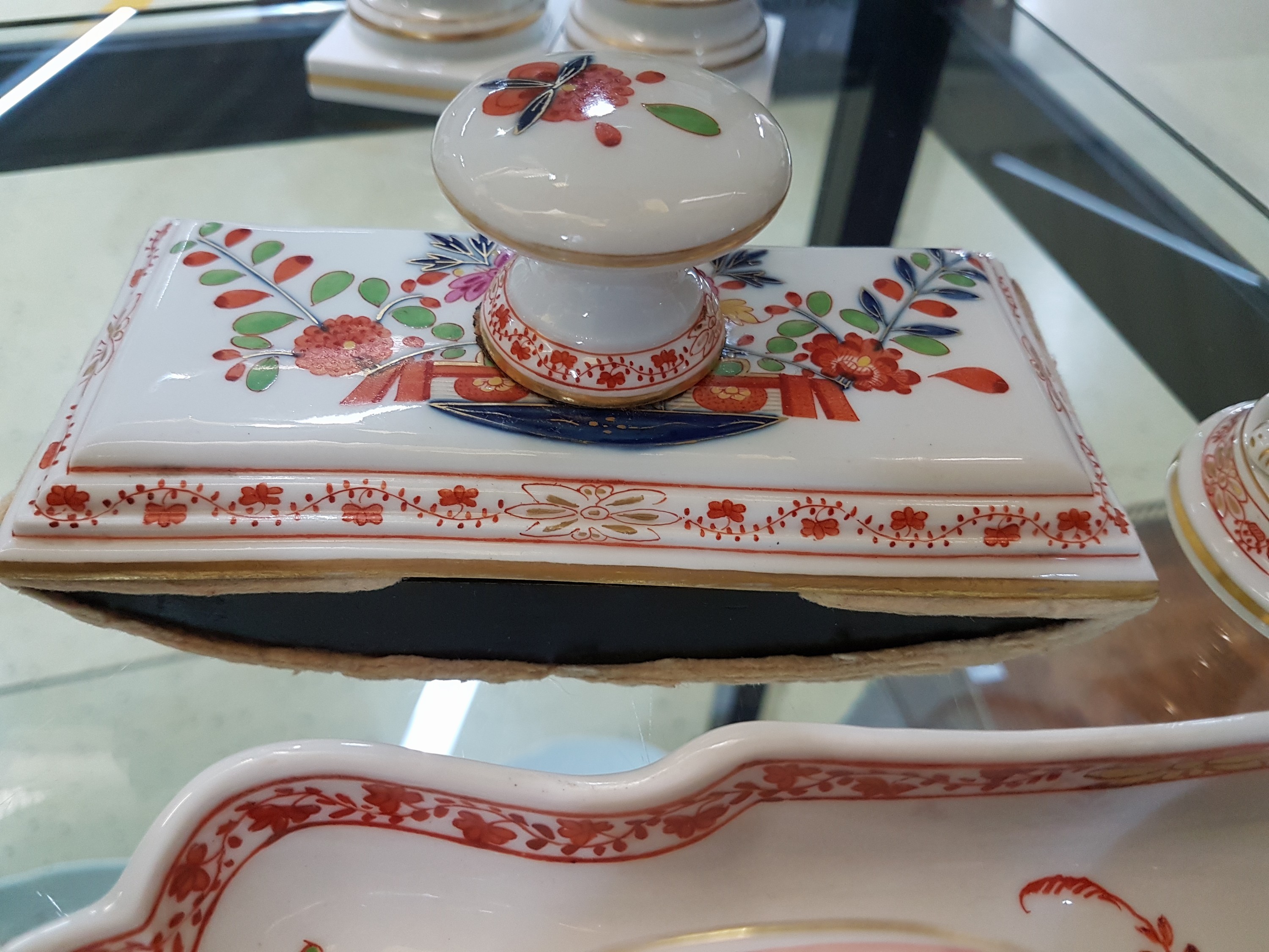 Detail d: 6tlg. Tintenzeug/Schreibtischgarnitur und Zubehör, Meissen, um 1860/70, Knaufschwerter Tischchendekor bunt, goldschattiert, Tablett mit Salzstreuer ...