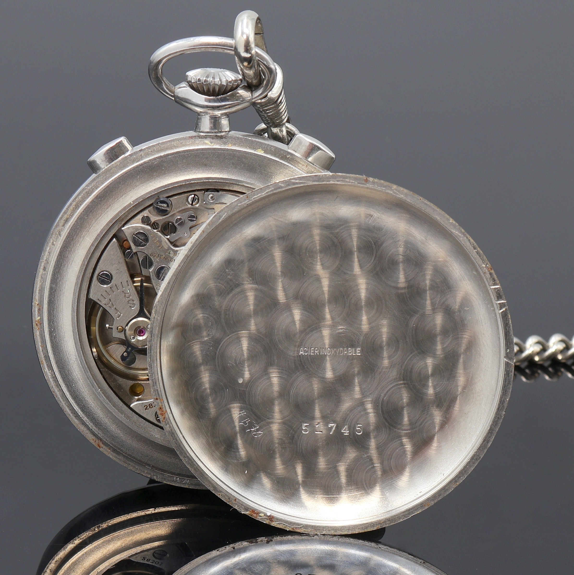Detail d: LEMANIA offene Taschenuhr mit Schaltradchronograph in Stahl an Kette, Schweiz 1940er Jahre, Boden u. Glasrand aufgedr., schwarzes Zifferbl. m. arab. ...