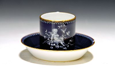 Image Kaffeetasse mit Untertasse, Meissen, Knaufzeit, Porzellan, königsblauer Fond, Tasse mit ...