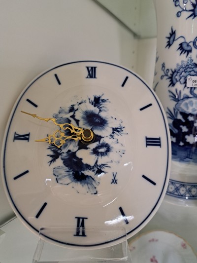 27108418b - Meissen Set mit Porzellanuhr und 2 Vasen, Meissen, nach 1945, 2.Wahl, Porzellan, ...
