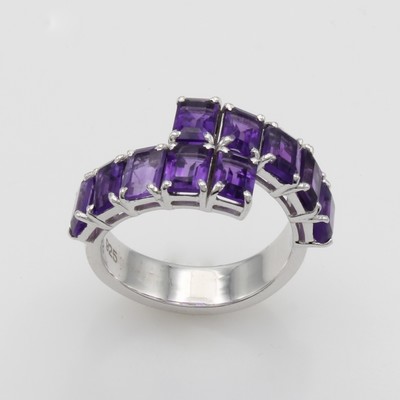 27108424a - Ring mit Amethysten, 925er Silber, Ringschiene versetzt gearb., achteck. Amethyste zus. ...