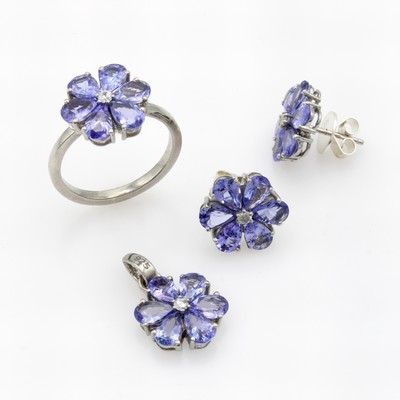 27108433a - Set bestehend aus: Paar Ohrsteckern, Ring und Anhänger mit Tansaniten und Diamanten, ...