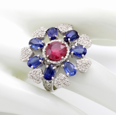 27108438a - Ring mit Farbsteinen und Diamanten, 925er Silber, mittig gef. Rubin u. Kyanittropfen ...