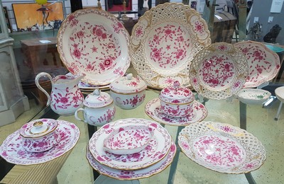 27108440a - 20 Geschirrteile, Meissen, indische Malerei, Purpur, 20. Jh., meist goldgepunktet, u.a. ...